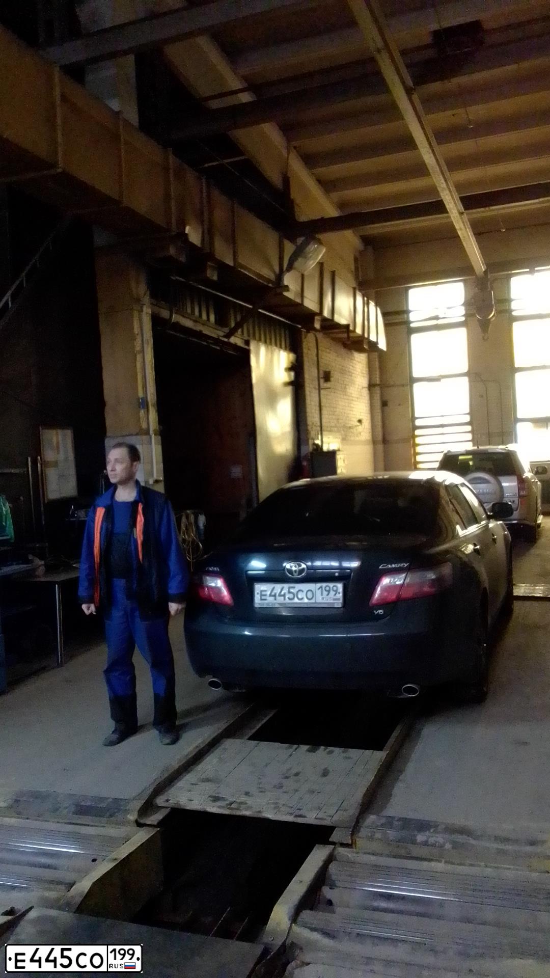 Фото автомобиля TOYOTA CAMRY, 2008 — госномер Е445СО199. Цвет: ЧЕРНЫЙ