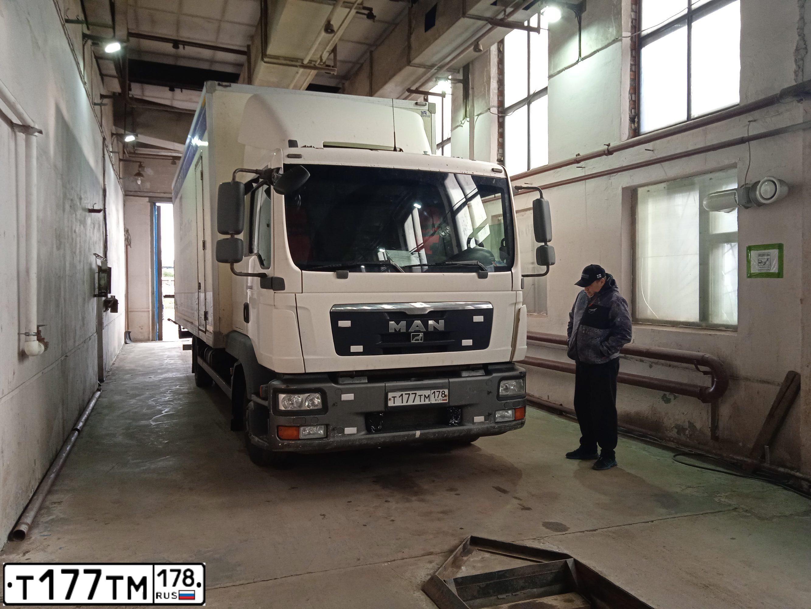 Фото автомобиля MAN TGL 10/12.XXX /4X2/, 2013 — госномер Т177ТМ178. Цвет: Белый