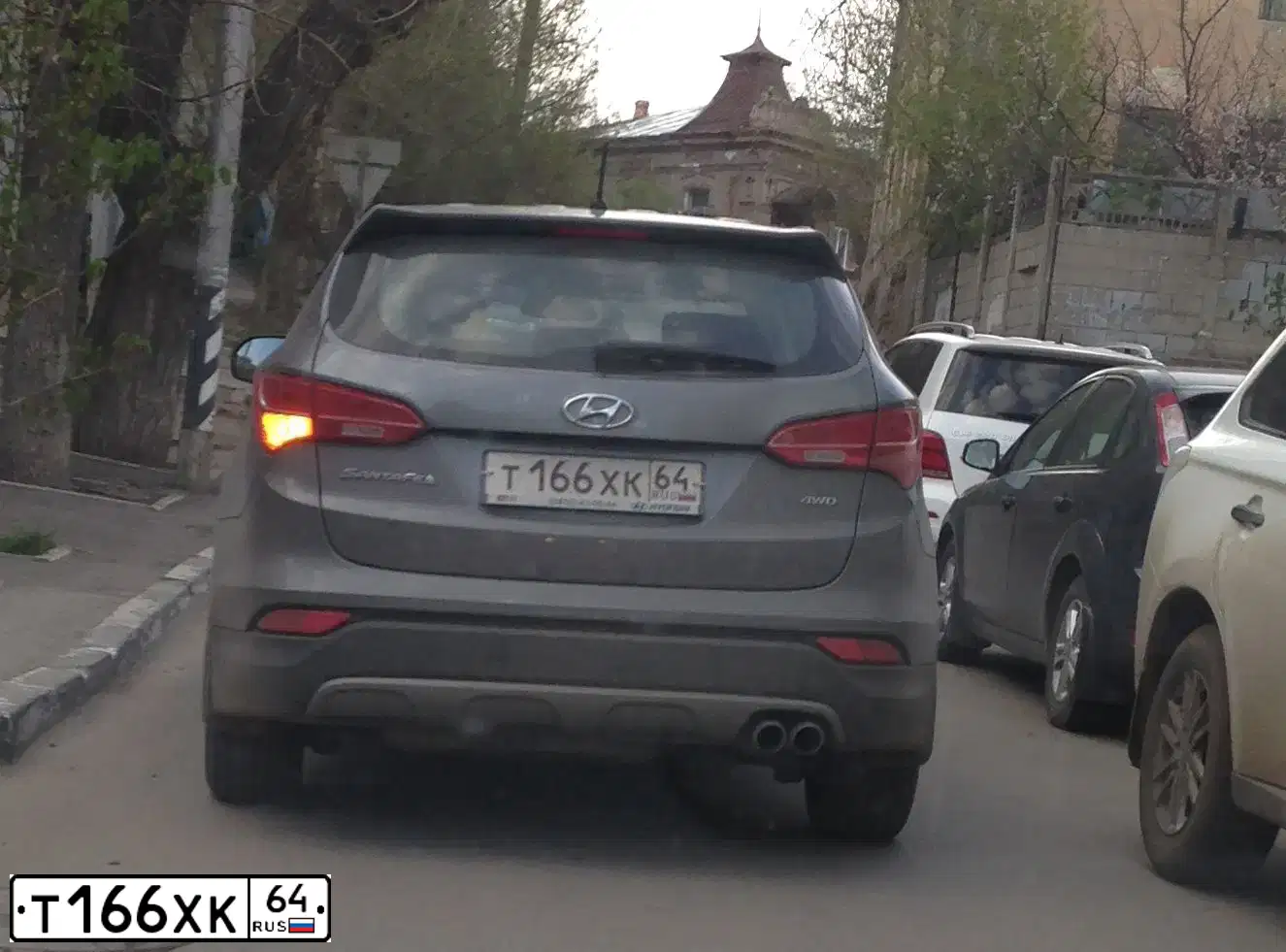 Фото автомобиля HYUNDAI SANTA FE, 2015 — госномер Т166ХК64. Цвет: СЕРЫЙ