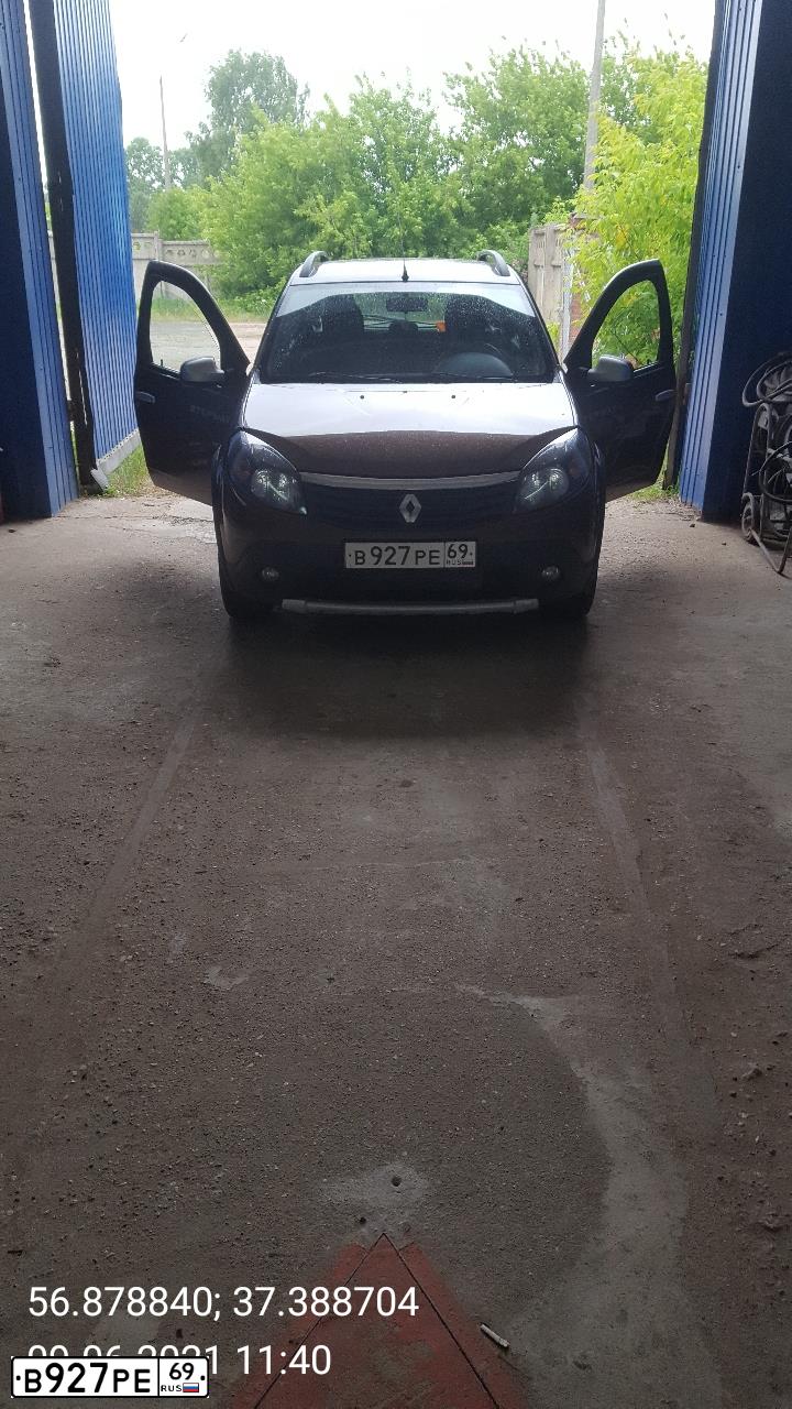 Фото автомобиля RENAULT SANDERO, 2013 — госномер В927РЕ69. Цвет: КОРИЧНЕВЫЙ