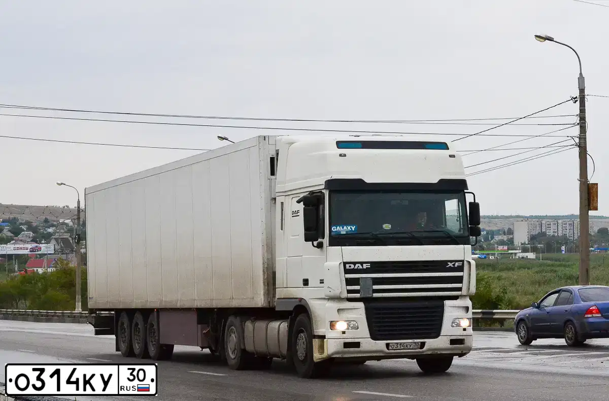 Фото автомобиля DAF F XF 95 FT 4X2, 2004 — госномер У365ТТ161. Цвет: Белый