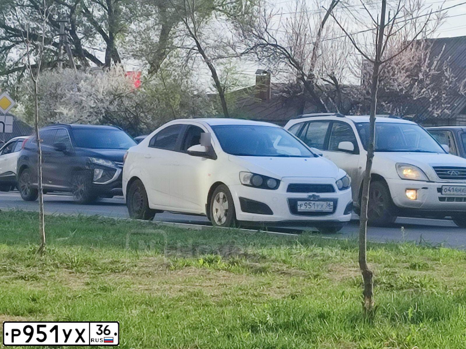 Фото автомобиля CHEVROLET AVEO, 2013 — госномер Р951УХ36. Цвет: Белый