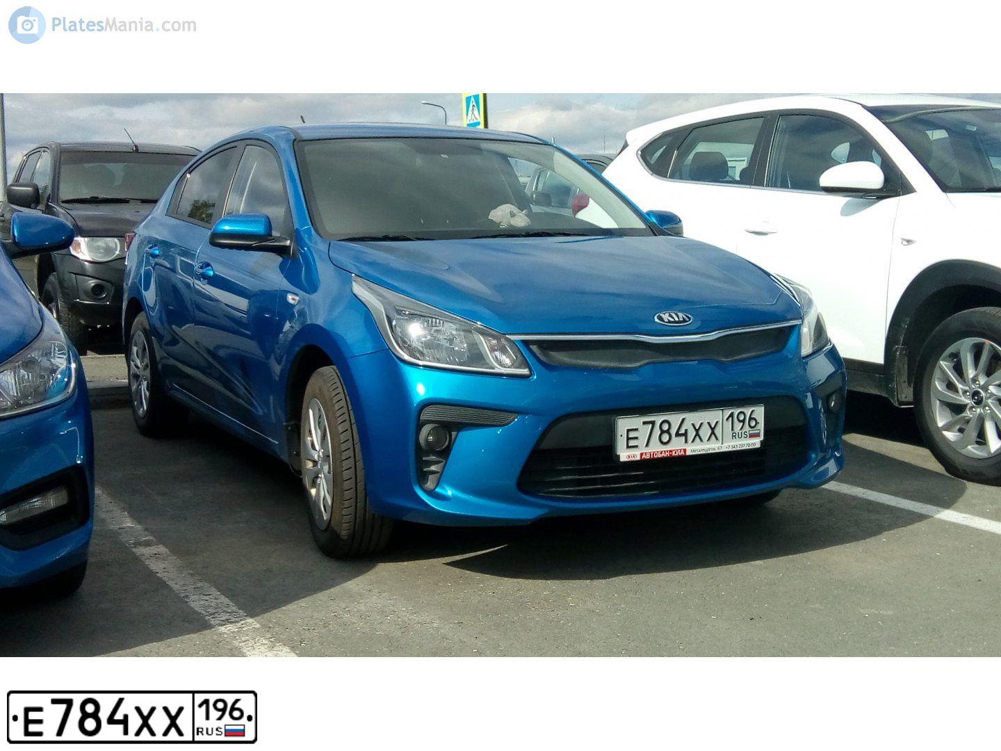 Фото автомобиля KIA RIO, 2017 — госномер Е784ХХ196. Цвет: синий