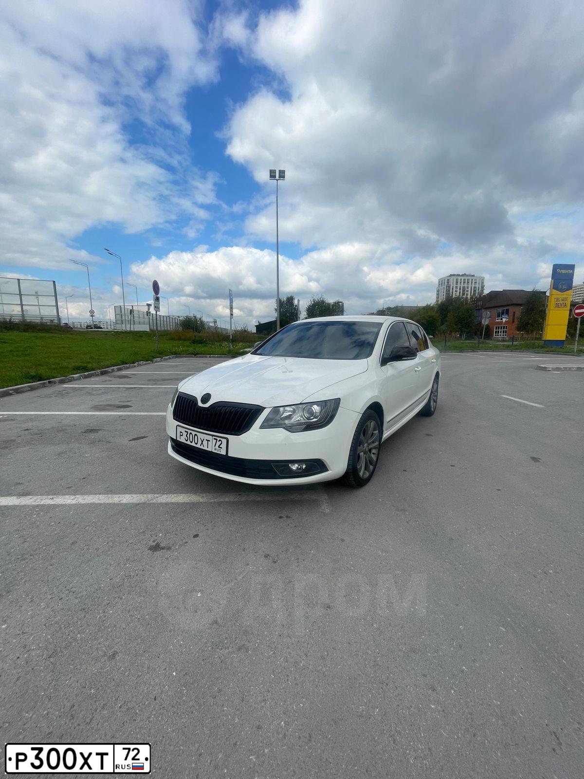 Фото автомобиля SKODA SUPERB, 2013 — госномер Т909ЕО196. Цвет: Белый