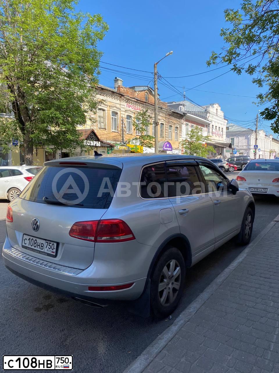 Фото автомобиля VOLKSWAGEN TOUAREG, 2011 — госномер С108НВ750. Цвет: Серебристый
