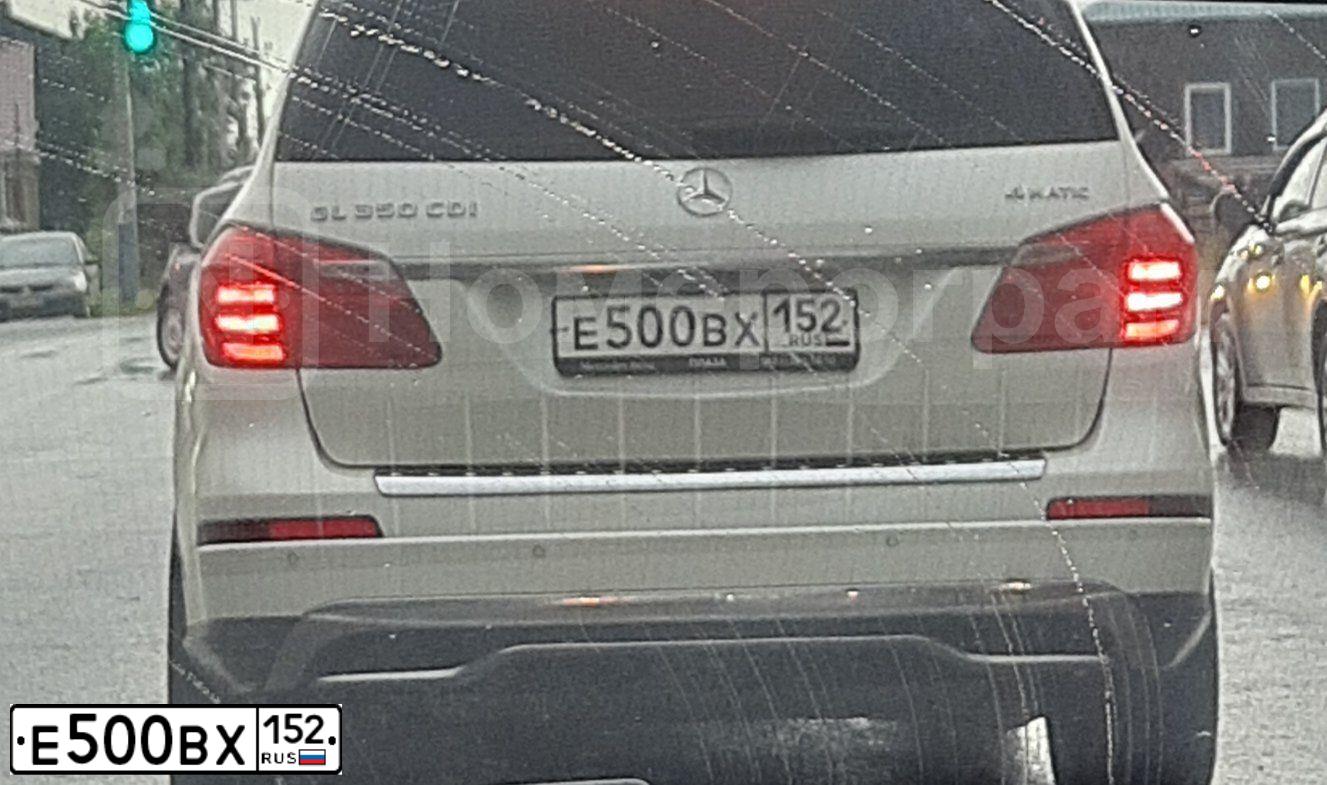 Фото автомобиля MERCEDES GL-KLASSE, 2013 — госномер А597АА152. Цвет: Белый