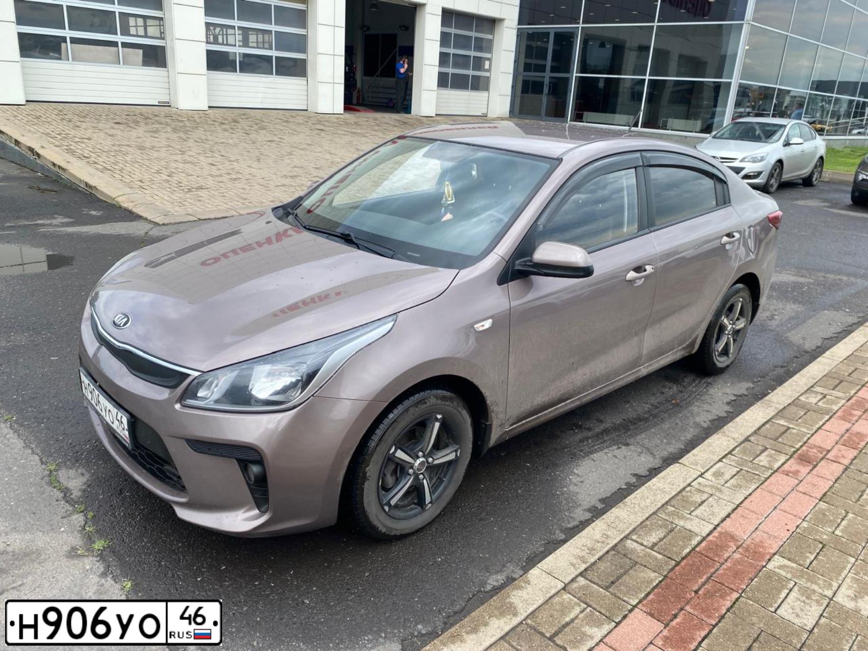 Фото автомобиля KIA RIO, 2018 — госномер Н906УО46. Цвет: СВЕТЛО-КОРИЧНЕВЫЙ