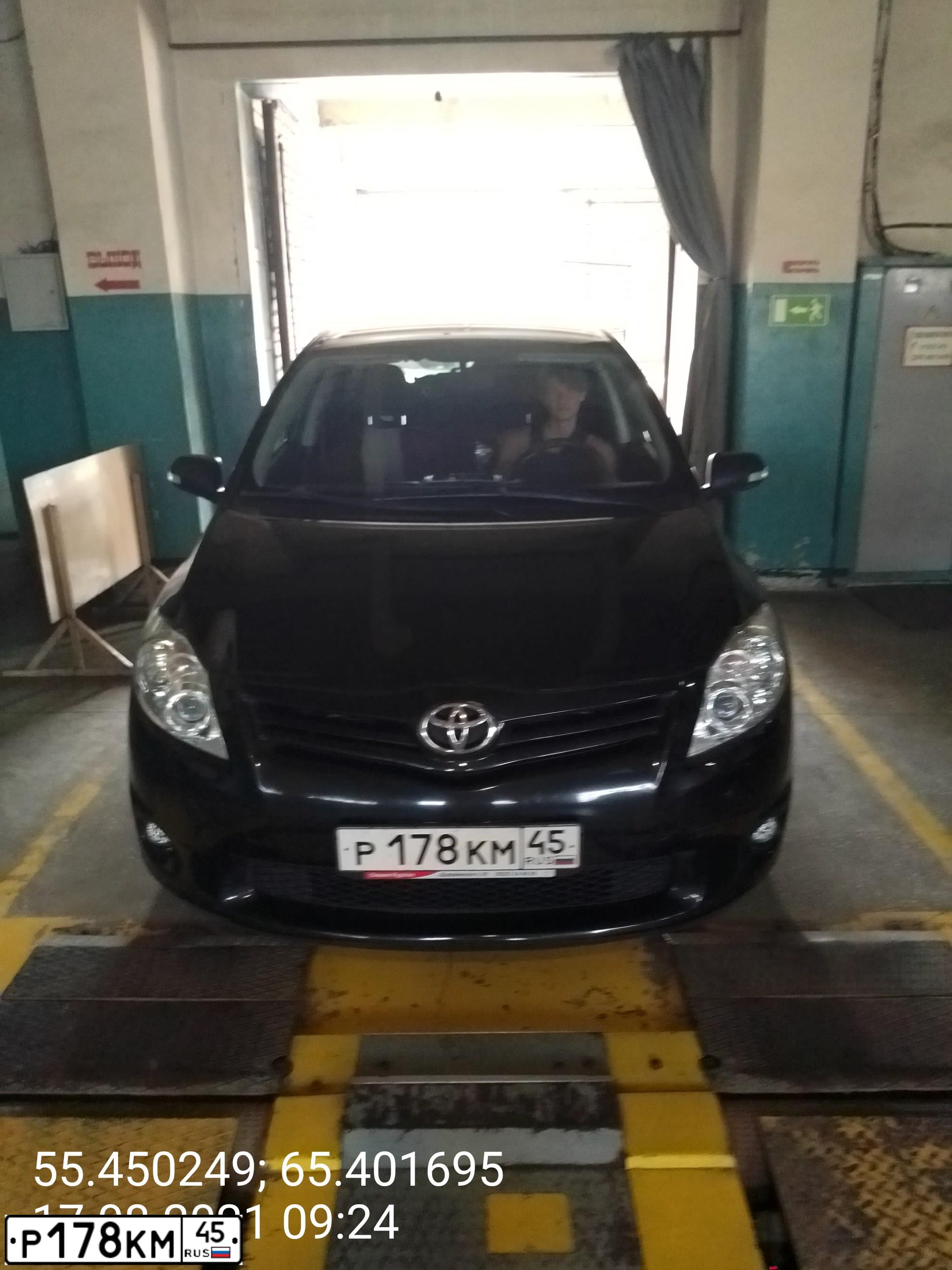 Фото автомобиля TOYOTA AURIS, 2012 — госномер Р178КМ45. Цвет: ЧЕРНЫЙ