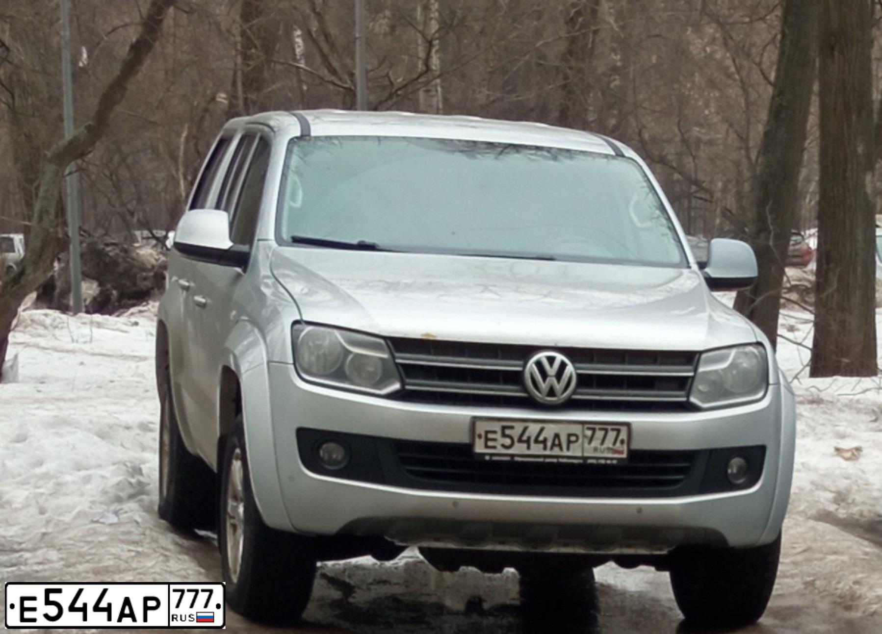 Фото автомобиля VOLKSWAGEN AMAROK, 2013 — госномер Е544АР777. Цвет: СЕРЫЙ