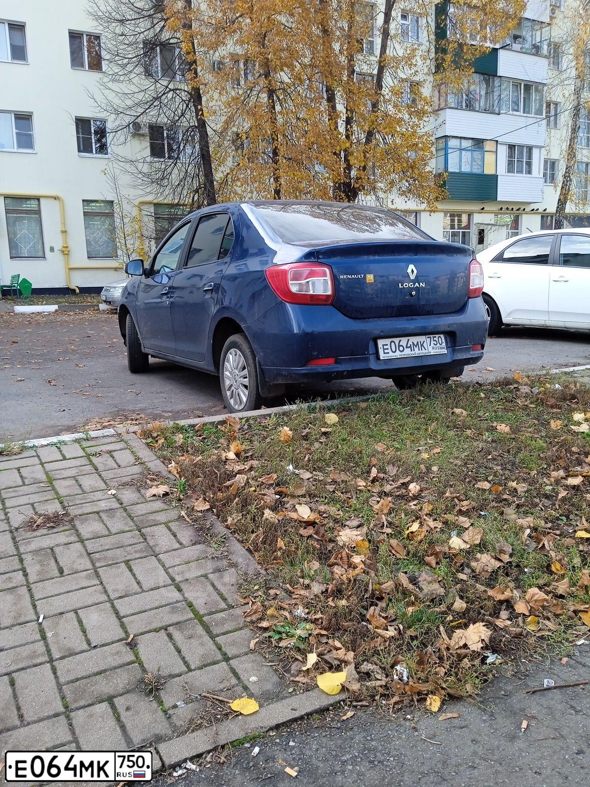 Фото автомобиля RENAULT LOGAN, 2014 — госномер Е064МК750. Цвет: СИНИЙ