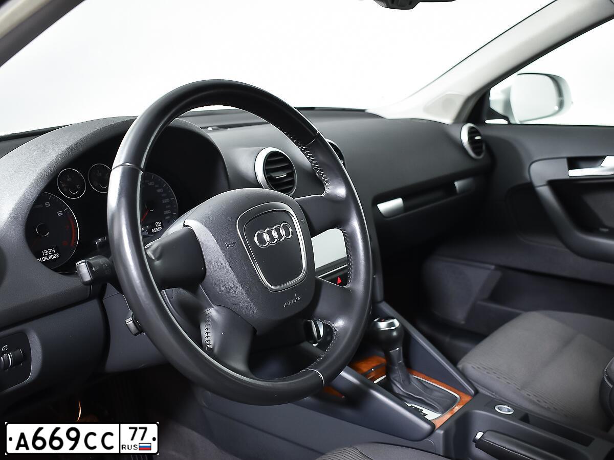 Фото автомобиля AUDI A3, 2012 — госномер А669СС77. Цвет: Белый
