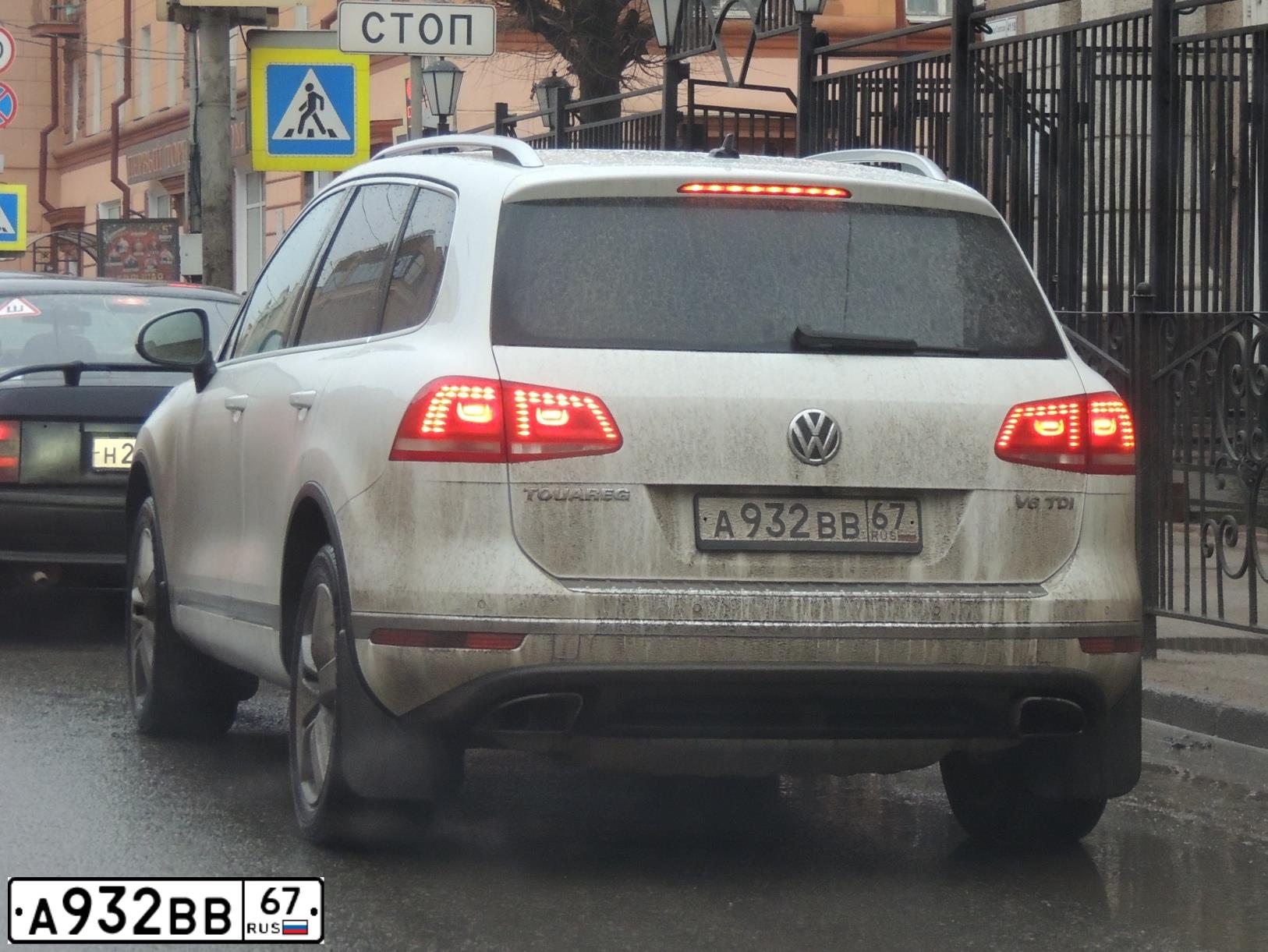 Фото автомобиля VOLKSWAGEN TOUAREG, 2016 — госномер А049ТС67. Цвет: Белый