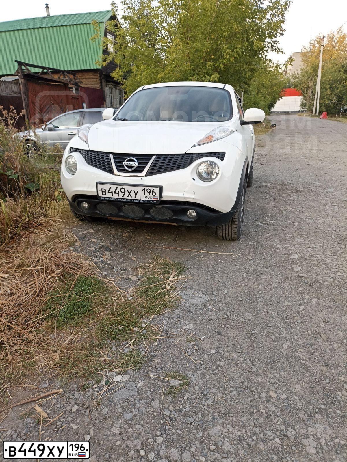 Фото автомобиля NISSAN JUKE, 2011 — госномер В449ХУ196. Цвет: Белый