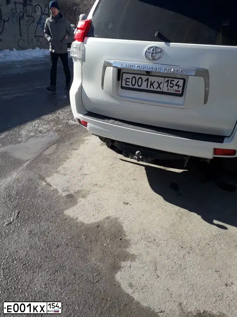 Фото автомобиля TOYOTA LANDCRUISER, 2012 — госномер Е001КХ154. Цвет: БЕЛЫЙ