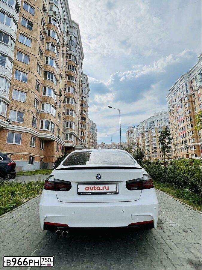 Фото автомобиля BMW SERIE 3, 2017 — госномер В966РН750. Цвет: Белый