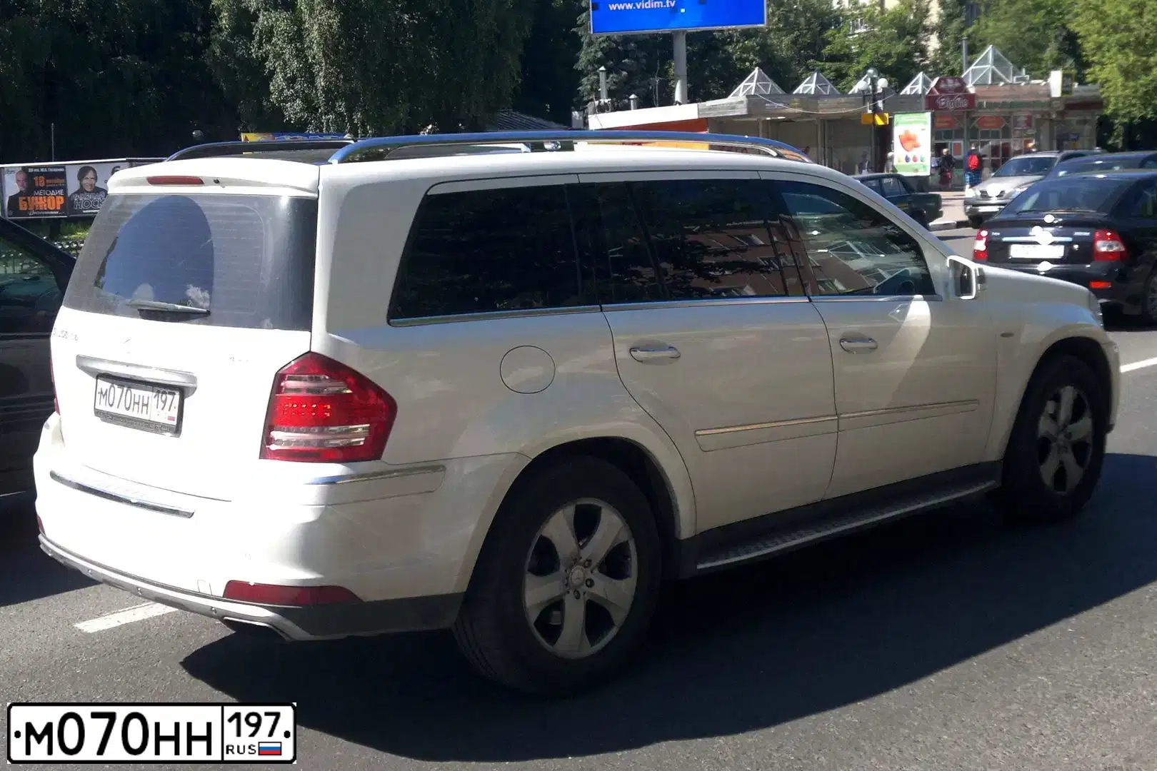 Фото автомобиля MERCEDES GL-KLASSE, 2011 — госномер М070НН197. Цвет: БЕЛЫЙ