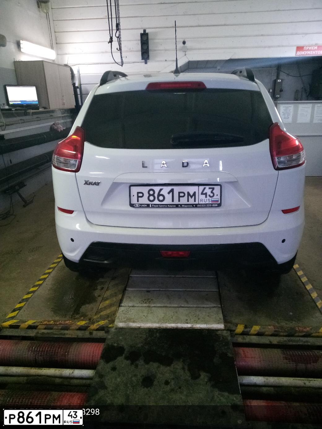 Фото автомобиля LADA XRAY, 2017 — госномер Р861РМ43. Цвет: БЕЛЫЙ