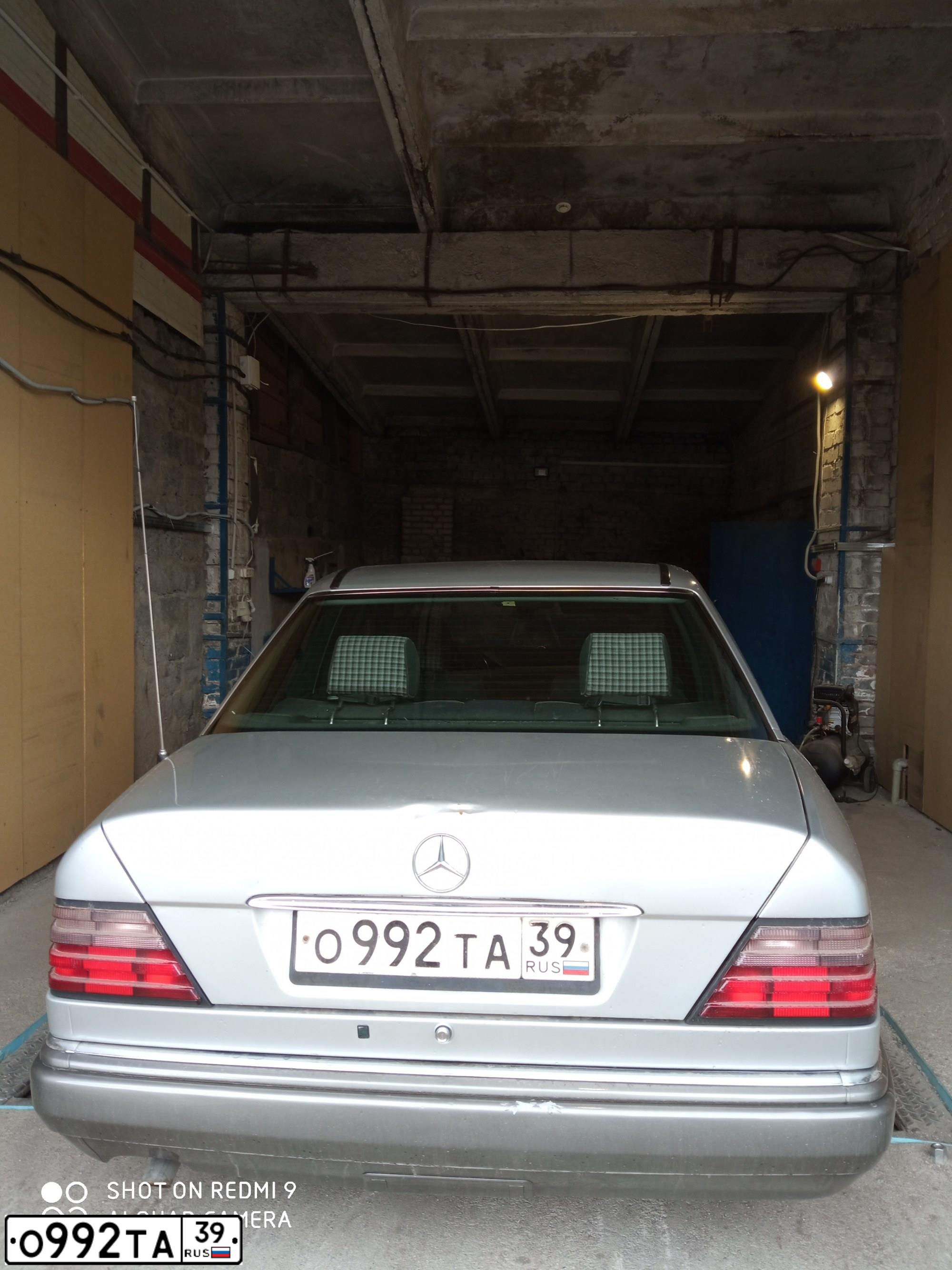 Фото автомобиля MERCEDES E-KLASSE, 1987 — госномер О992ТА39. Цвет: СЕРЕБРИСТЫЙ