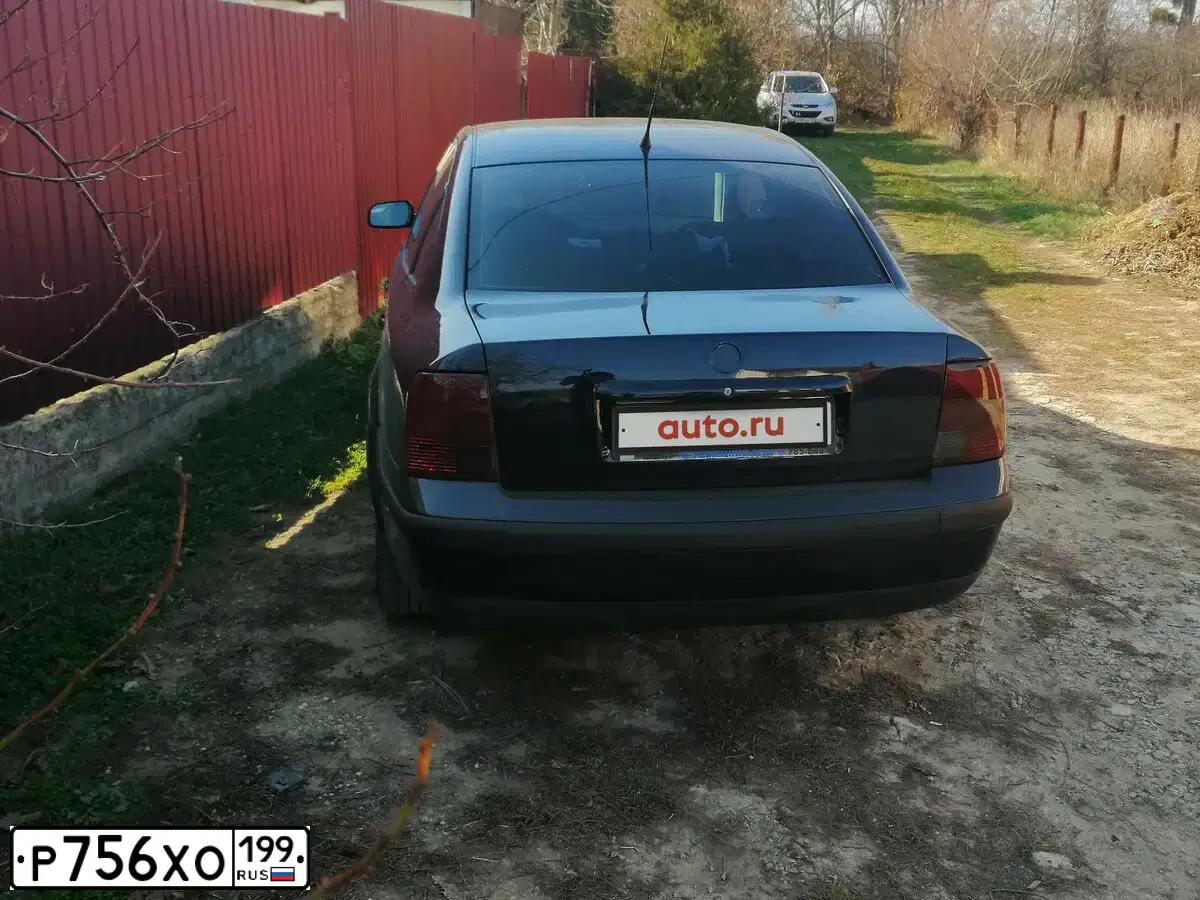 Фото автомобиля VOLKSWAGEN PASSAT, 1998 — госномер У511АТ790. Цвет: Темно-синий
