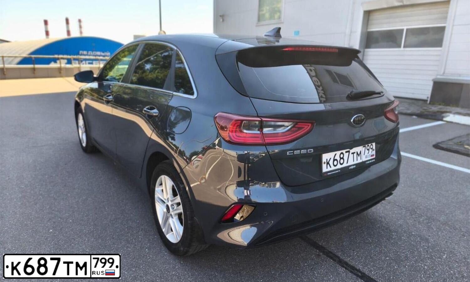 Фото автомобиля KIA CEE'D, 2020 — госномер К687ТМ799. Цвет: СЕРЫЙ
