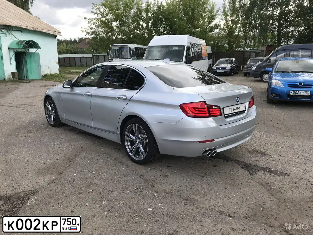 Фото автомобиля OPEL ASTRA, 2012 — госномер К002КР750. Цвет: Белый