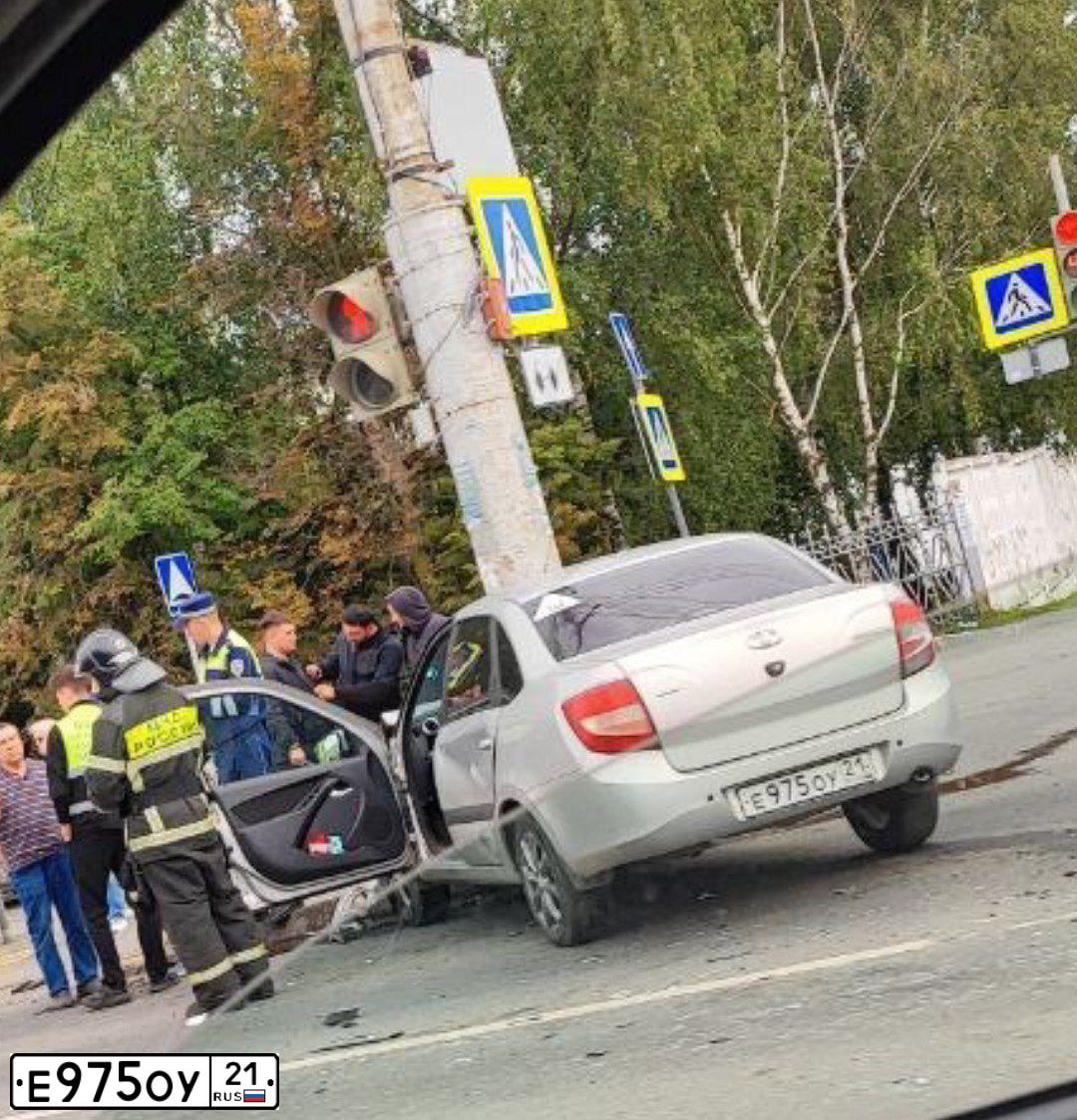 Фото автомобиля LADA 2190 GRANTA, 2016 — госномер Е975ОУ21. Цвет: Серебристый