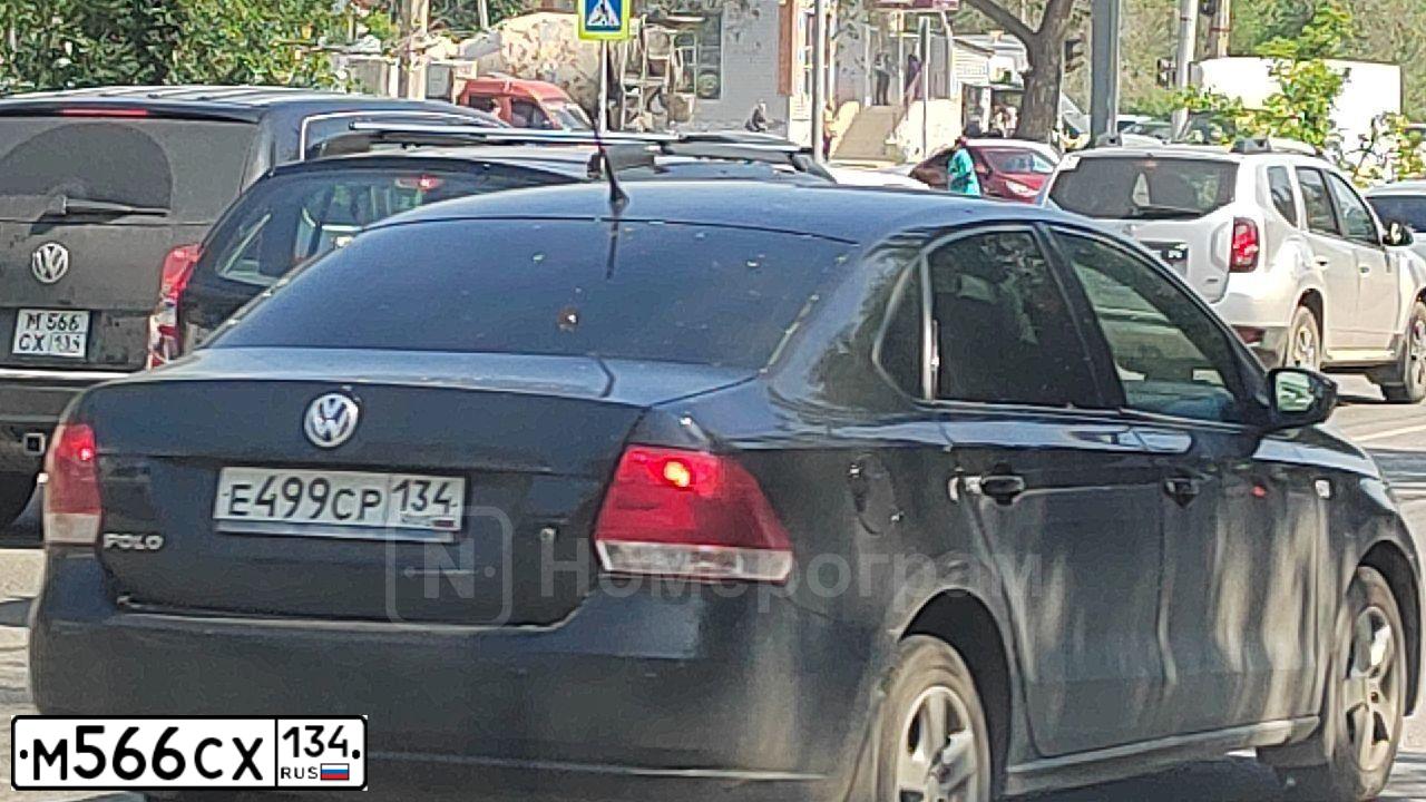 Фото автомобиля VOLKSWAGEN TOUAREG, 2004 — госномер Е899РМ799. Цвет: ЧЕРНЫЙ