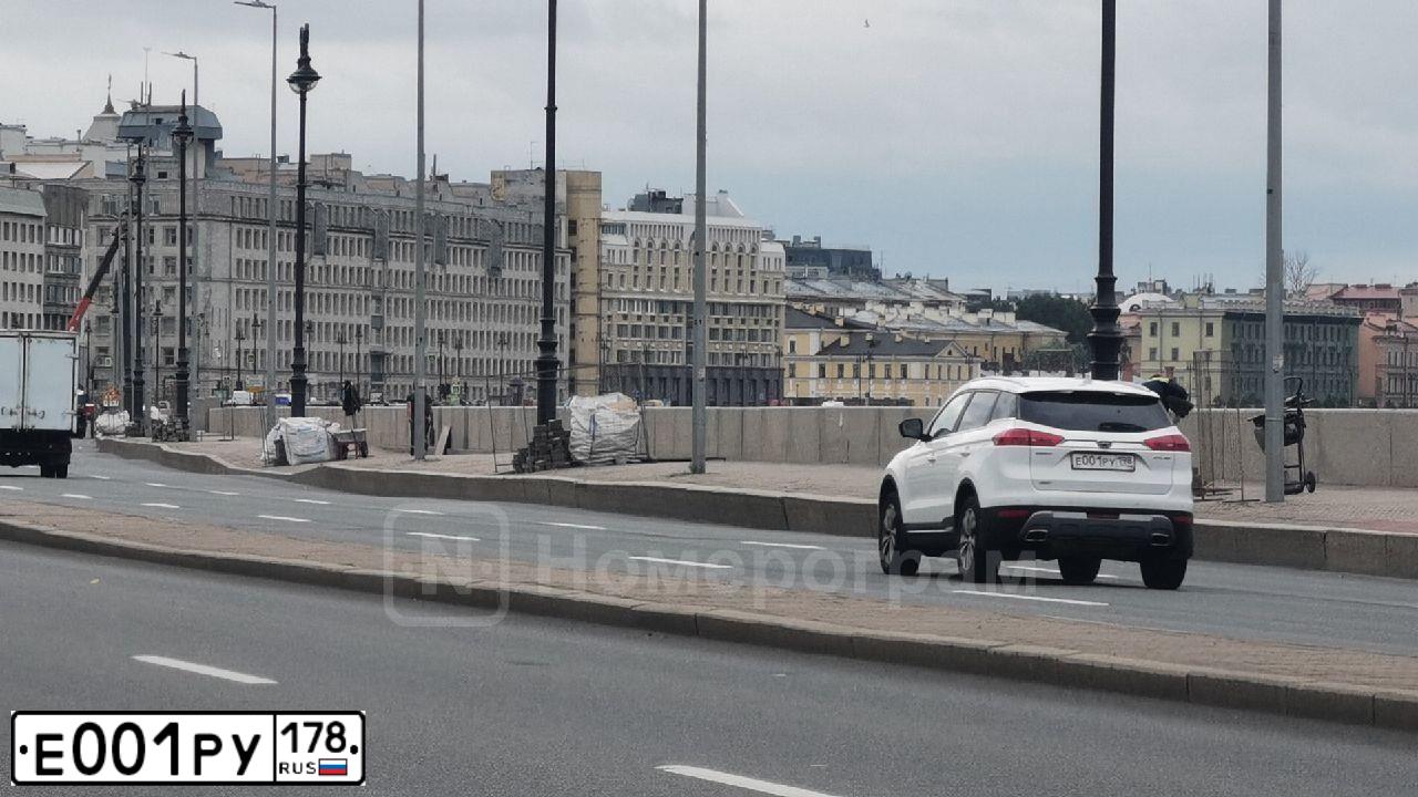 Фото автомобиля HYUNDAI SOLARIS, 2013 — госномер Е001РУ178. Цвет: ЧЕРНЫЙ