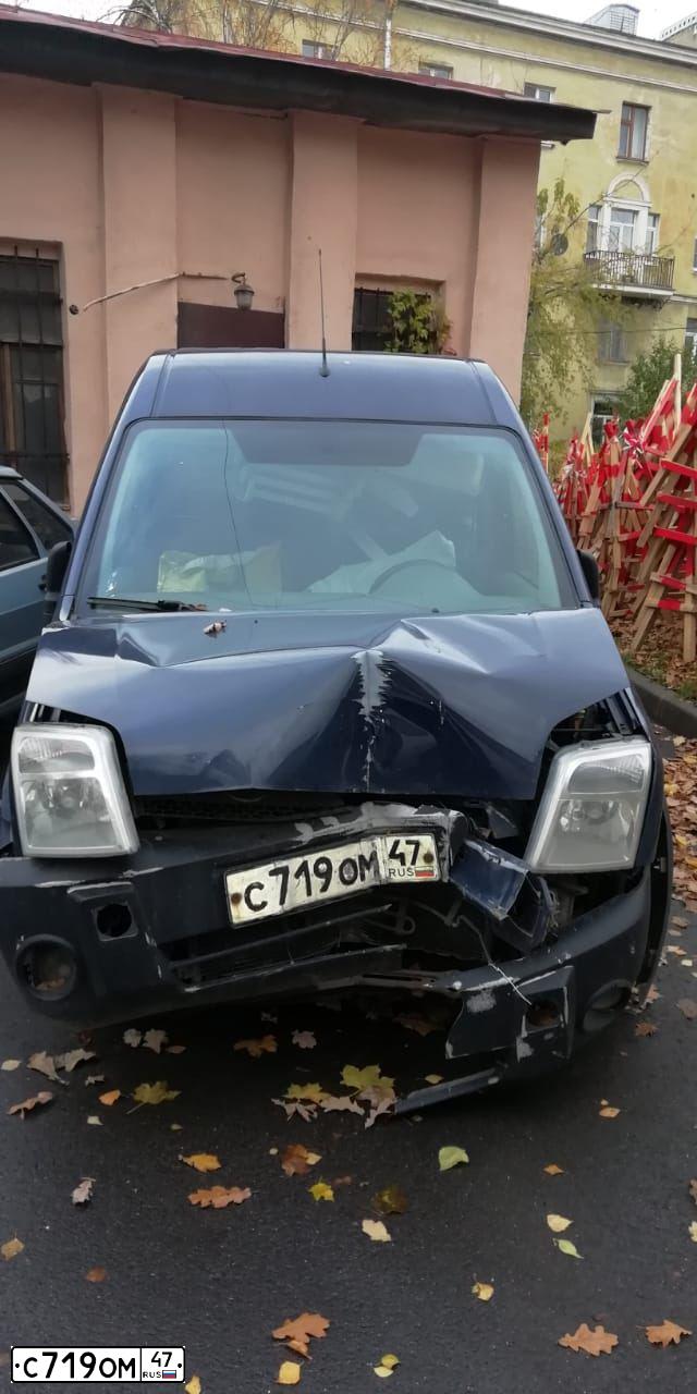 Фото автомобиля FORD TOURNEO CONNECT, 2005 — госномер О719ОМ47. Цвет: ТЕМНО-СИНИЙ