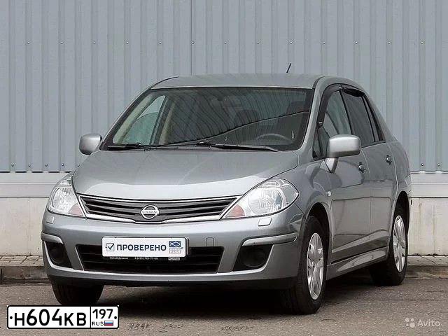 Фото автомобиля НИССАН ТИИДА 1.6, 2010 — госномер М575ОМ790. Цвет: СЕРЫЙ