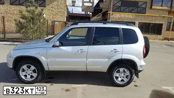 Фото автомобиля CHEVROLET NIVA, 2013 — госномер В323КТ123. Цвет: Светло-Серебристый металлик