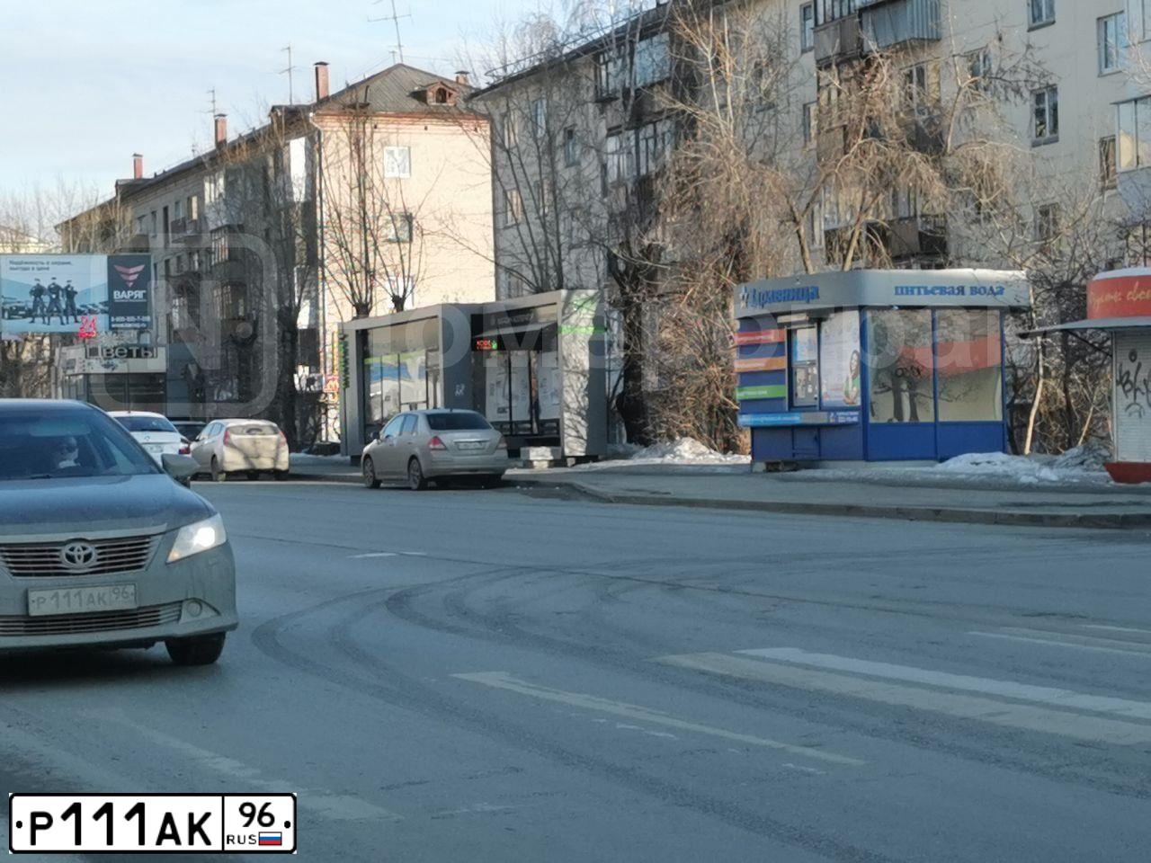 Фото автомобиля TOYOTA CAMRY, 2014 — госномер Р111АК96. Цвет: ЧЕРНЫЙ