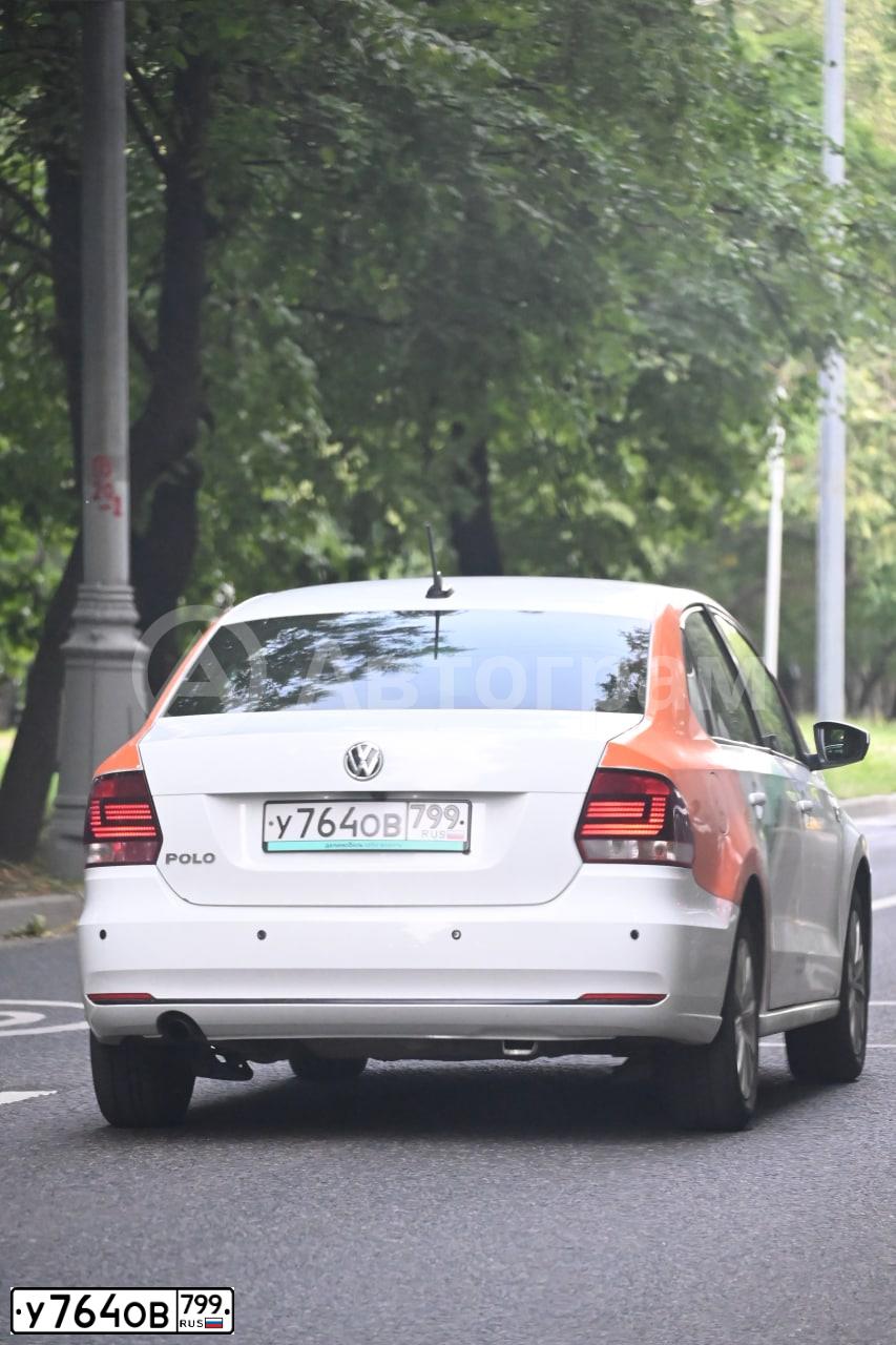 Фото автомобиля VOLKSWAGEN POLO, 2019 — госномер У764ОВ799. Цвет: Белый