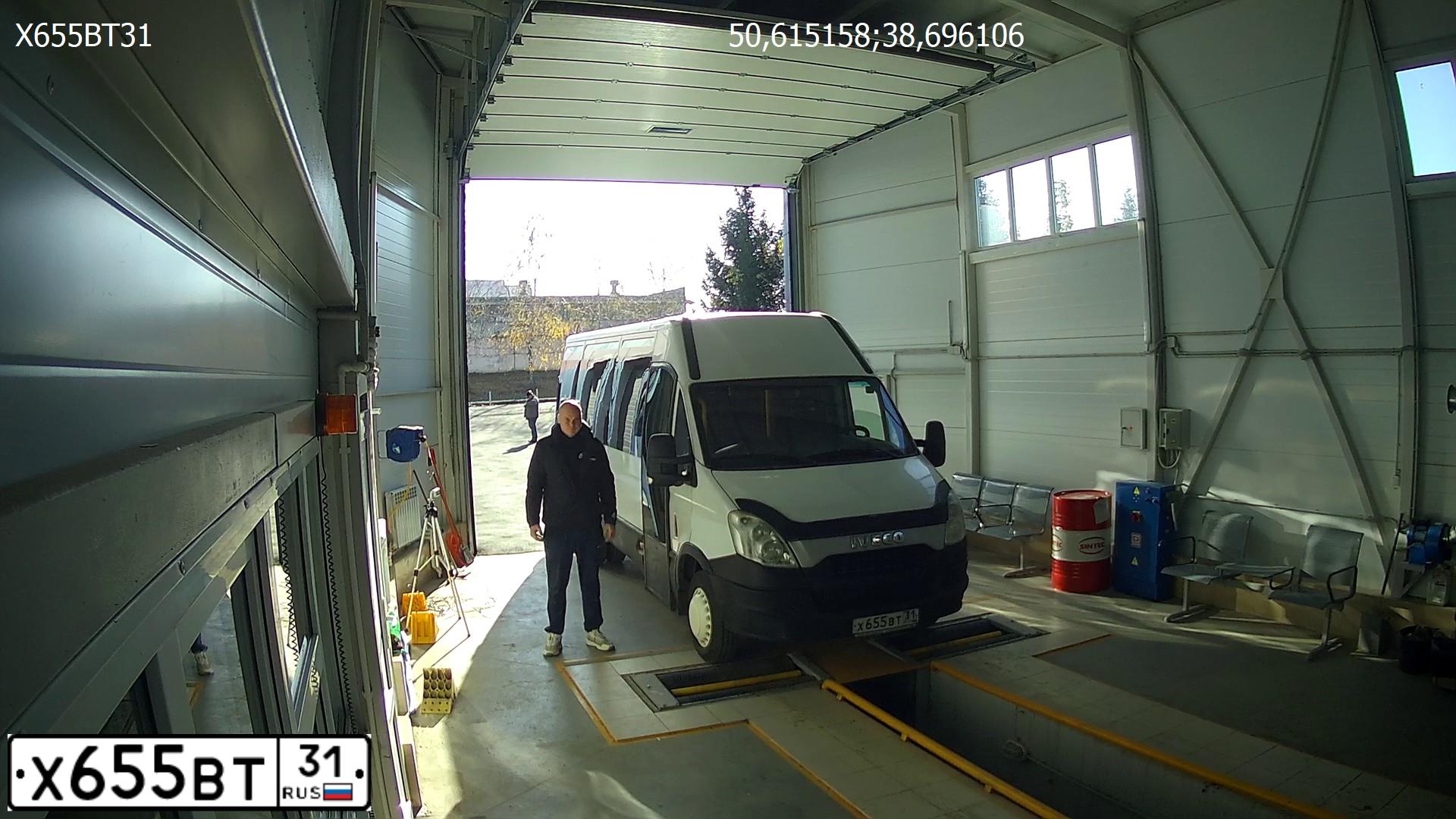 Фото автомобиля IVECO DAILY, 2012 — госномер Х655ВТ31. Цвет: Белый