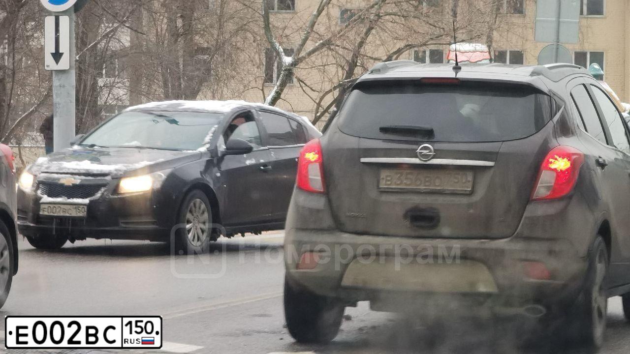 Фото автомобиля CHEVROLET ШЕВРОЛЕ КРУЗ КL1J, 2012 — госномер Е002ВС150. Цвет: ЧЕРНЫЙ
