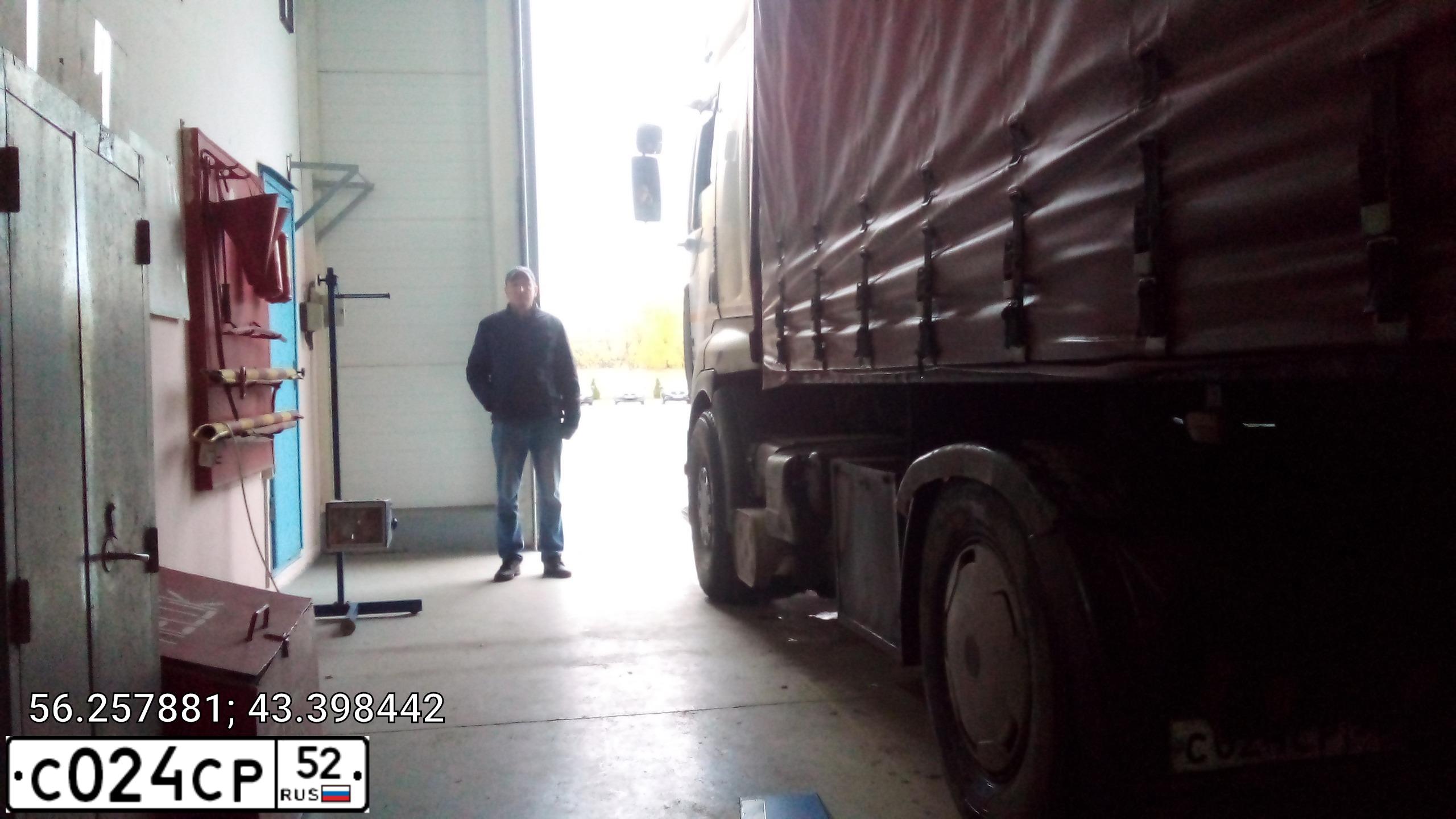 Фото автомобиля RENAULT PREMIUM, 2000 — госномер С024СР52. Цвет: БЕЛЫЙ