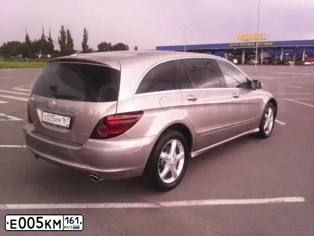 Фото автомобиля MERCEDES R-KLASSE, 2005 — госномер Е117МВ147. Цвет: Серый