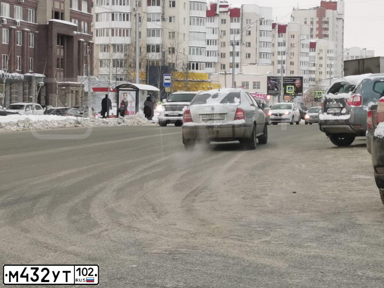 Фото автомобиля SKODA OCTAVIA, 2009 — госномер Е935НР702. Цвет: Серебристый