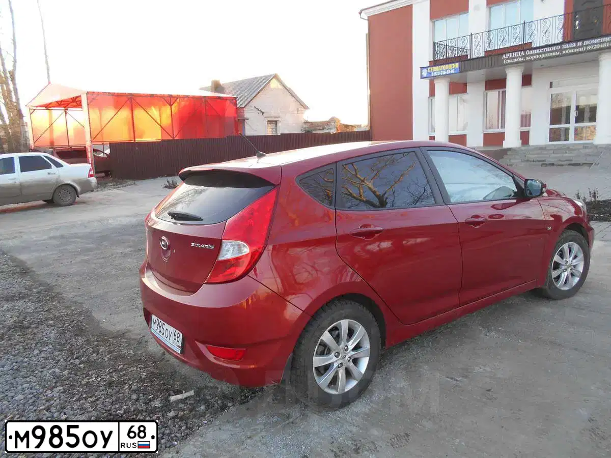 Фото автомобиля HYUNDAI SOLARIS, 2011 — госномер Е111ХК82. Цвет: КРАСНЫЙ ГРАНАТ