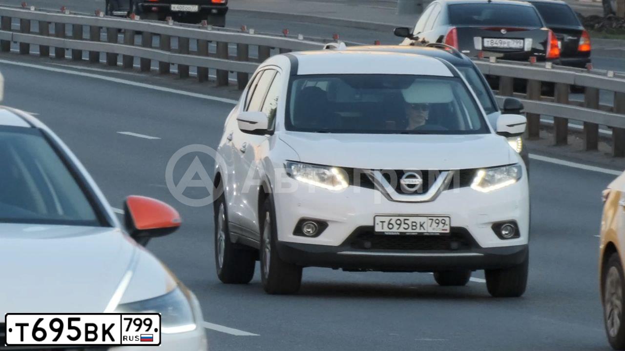 Фото автомобиля NISSAN X-TRAIL, 2018 — госномер Т695ВК799. Цвет: Белый