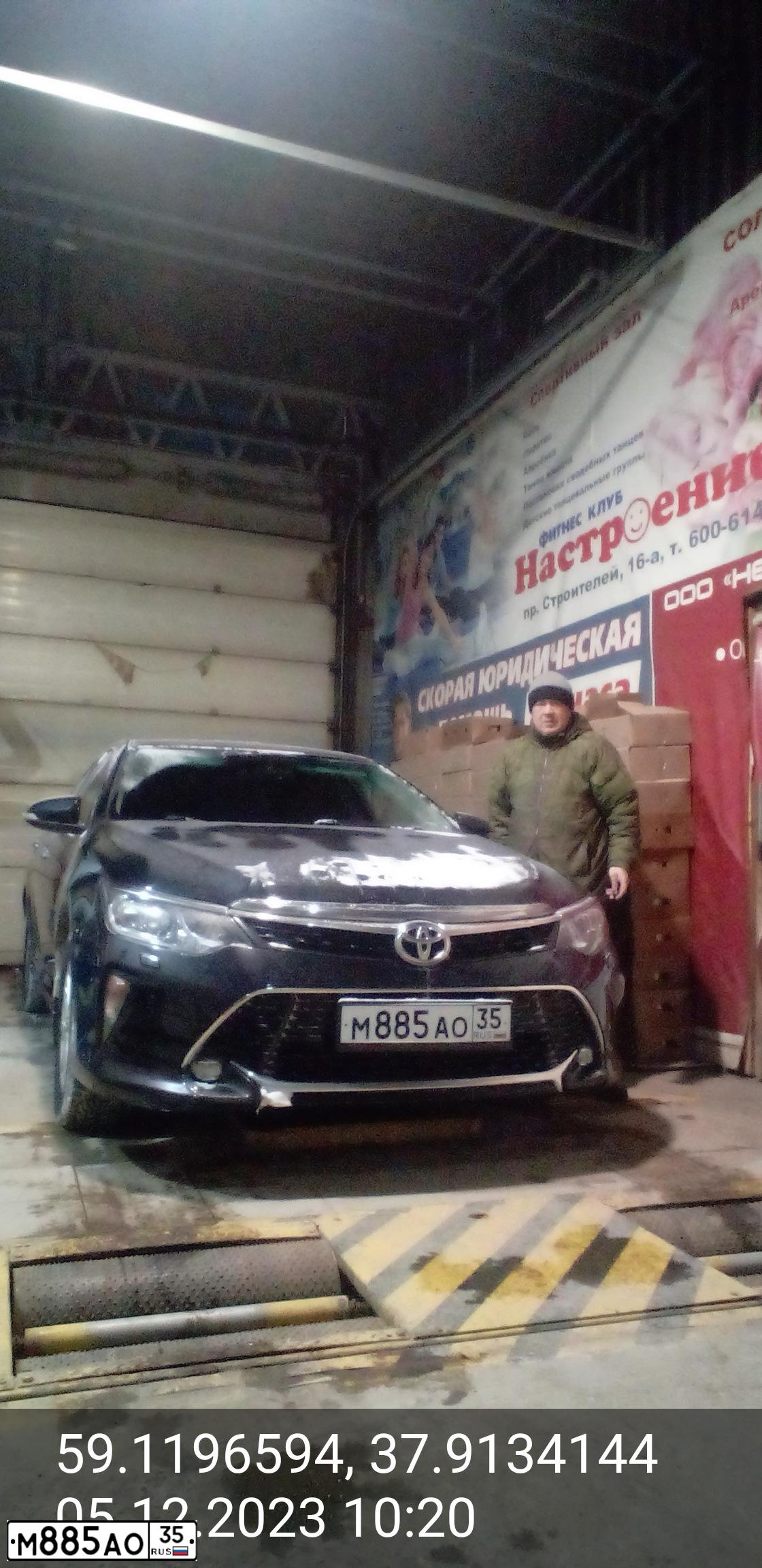 Фото автомобиля TOYOTA CAMRY, 2017 — госномер М139НМ35. Цвет: ЧЕРНЫЙ МЕТАЛЛИК