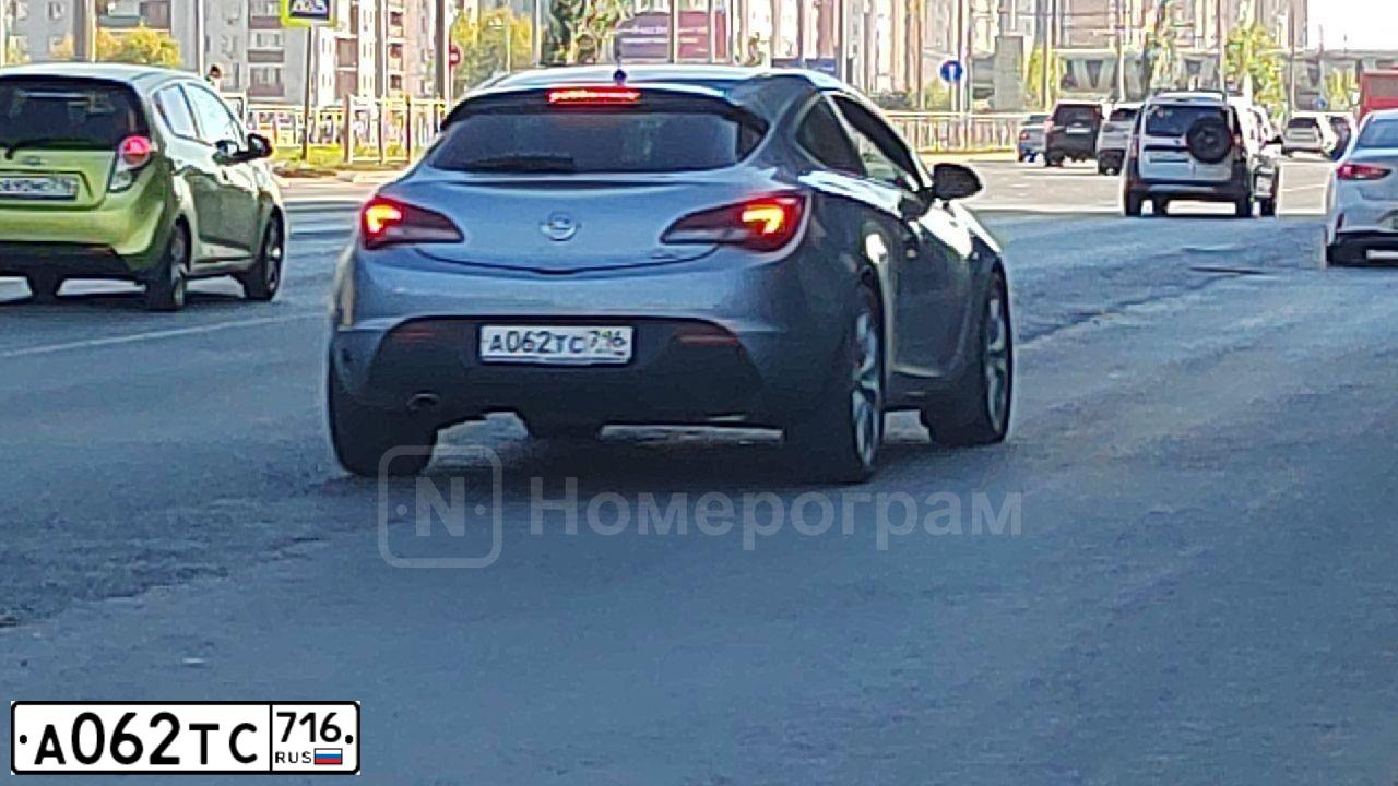 Фото автомобиля OPEL ASTRA, 2012 — госномер А062ТС716. Цвет: Серый