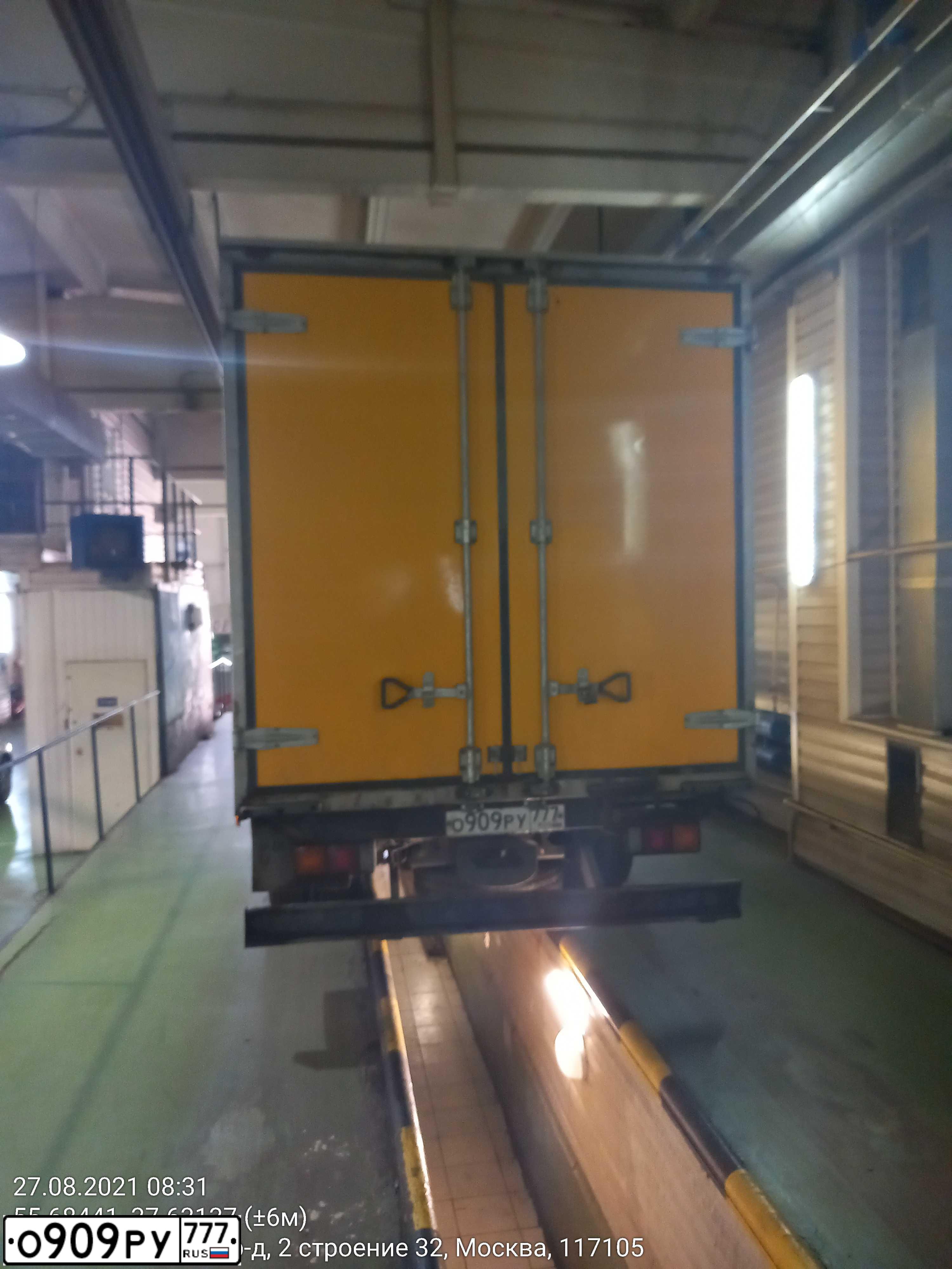 Фото автомобиля FUSO CANTER, 2011 — госномер О909РУ777. Цвет: ЖЁЛТЫЙ