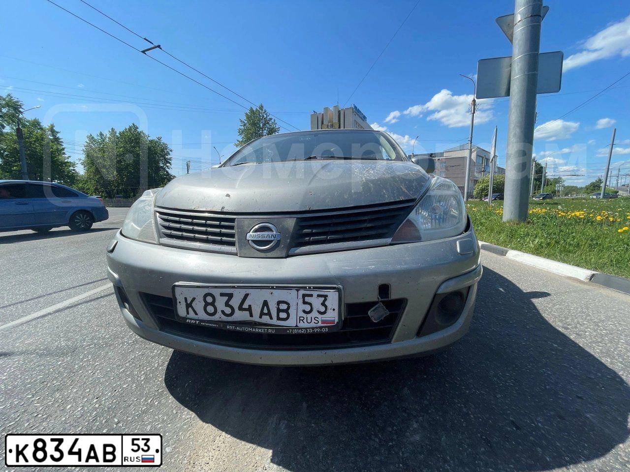 Фото автомобиля NISSAN TIIDA, 2010 — госномер К834АВ53. Цвет: СЕРЫЙ
