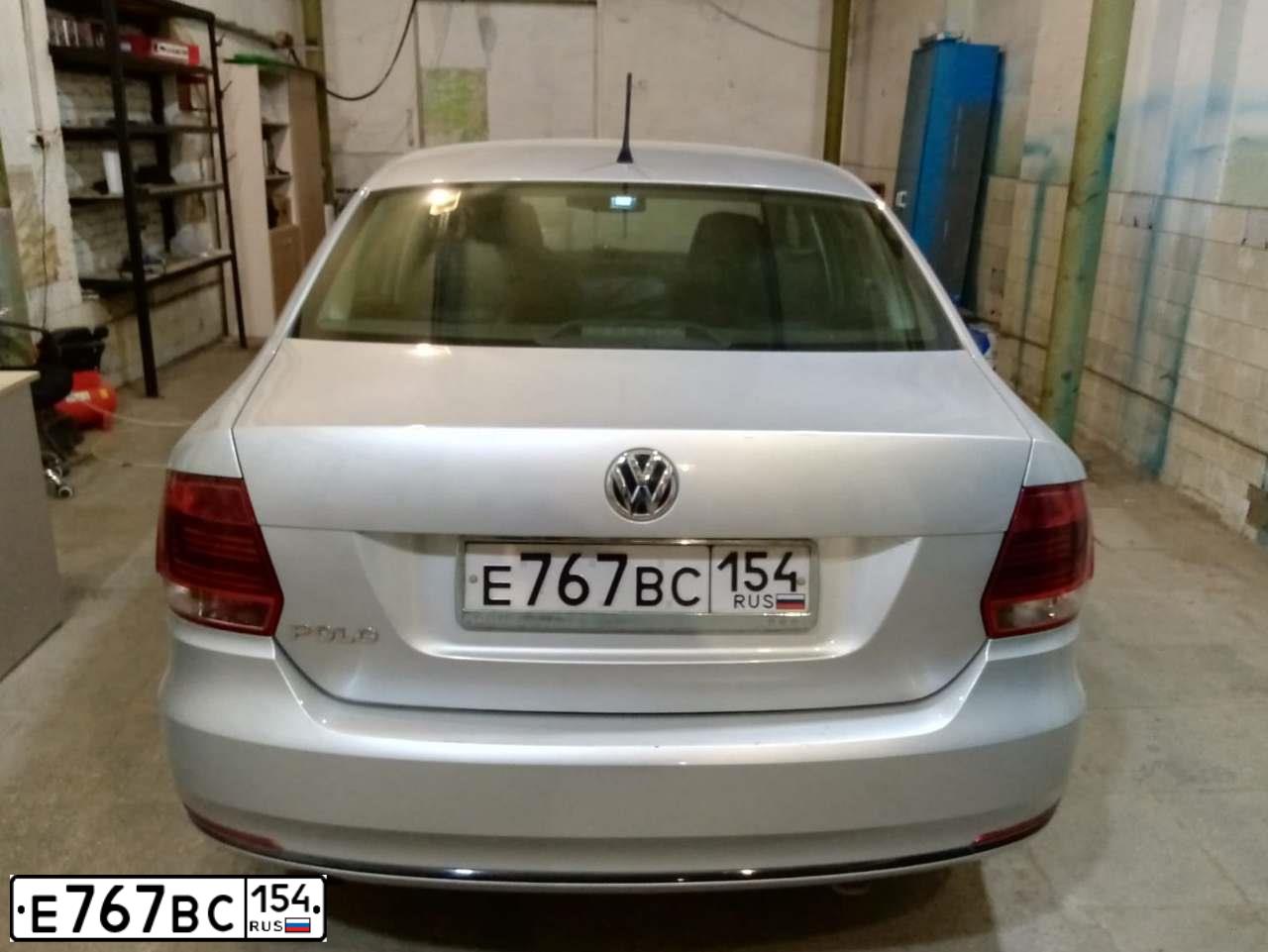 Фото автомобиля VOLKSWAGEN POLO, 2015 — госномер Е767ВС154. Цвет: Серебристый