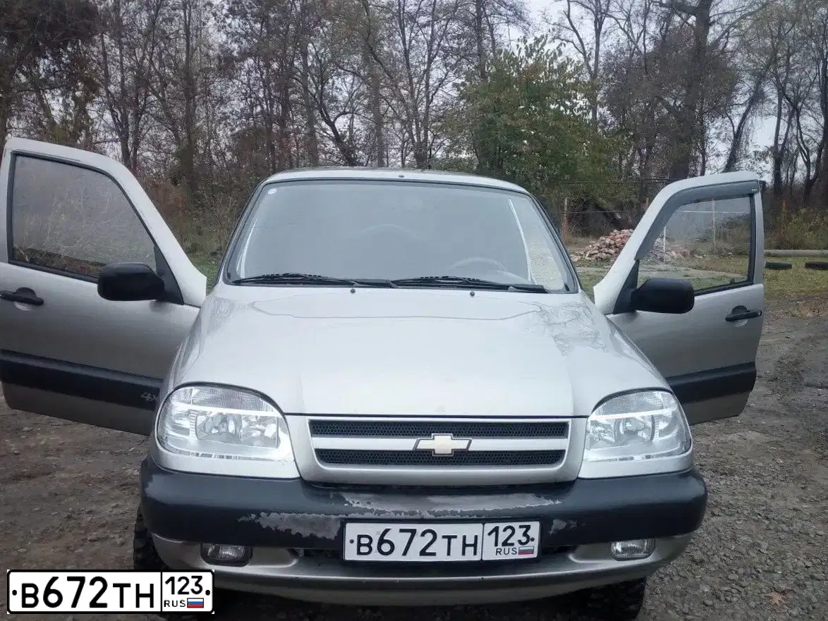 Фото автомобиля CHEVROLET NIVA, 2007 — госномер В672ТН123. Цвет: СЕРО-КОРИЧНЕВЫЙ МЕТАЛЛИК