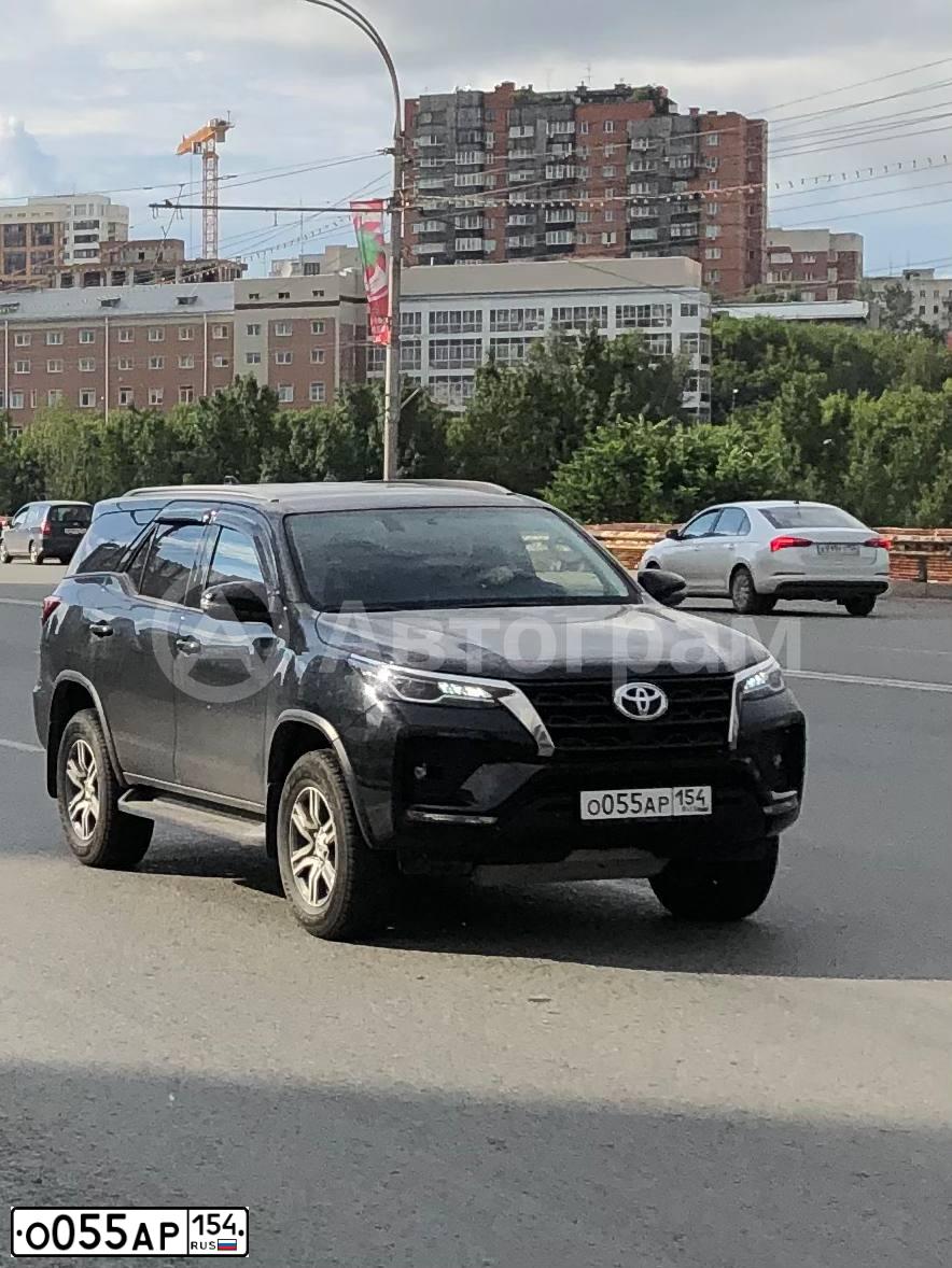 Фото автомобиля TOYOTA FORTUNER, 2020 — госномер О055АР154. Цвет: ЧЕРНЫЙ