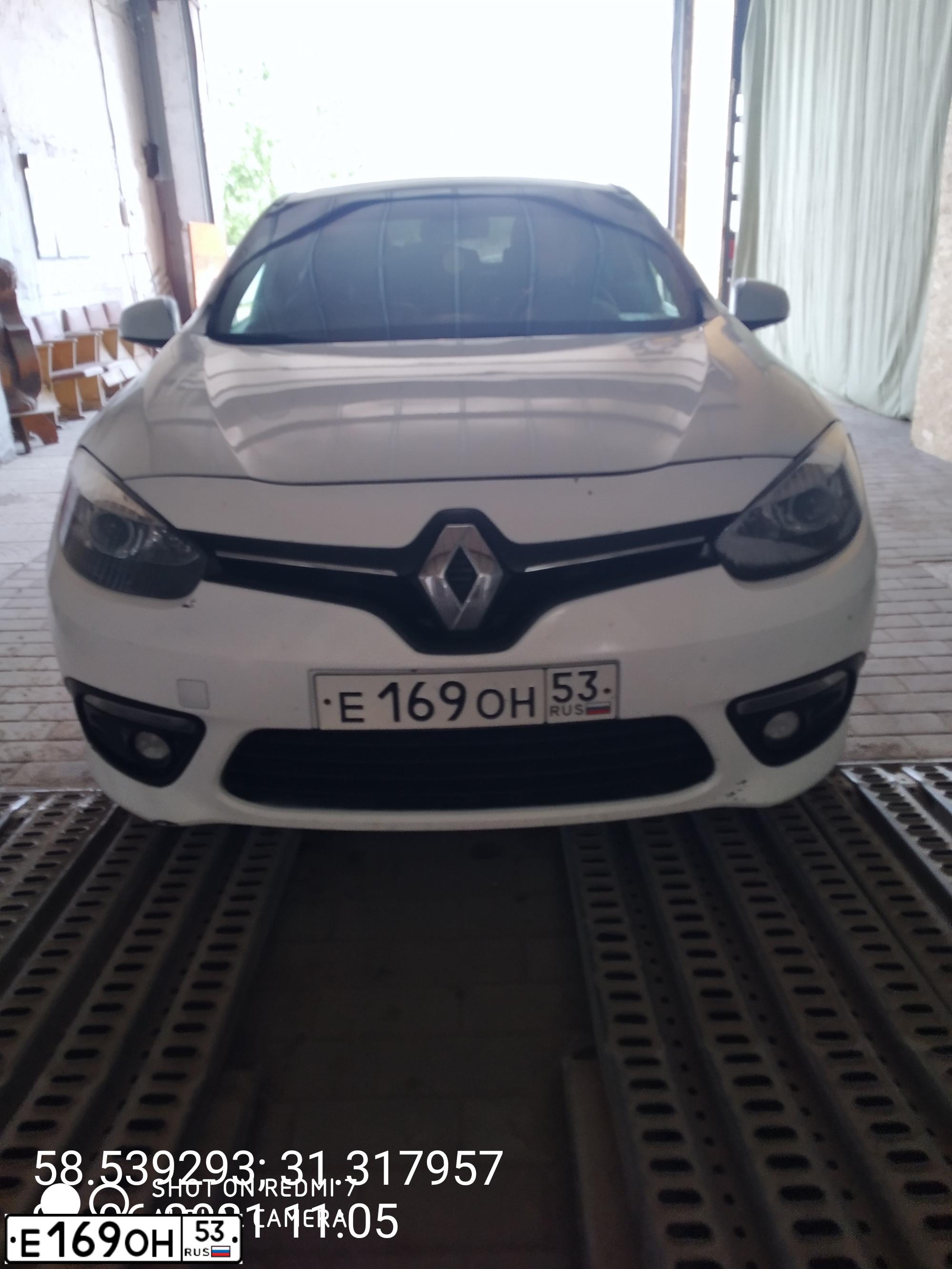 Фото автомобиля RENAULT FLUENCE, 2013 — госномер Е169ОН53. Цвет: БЕЛЫЙ