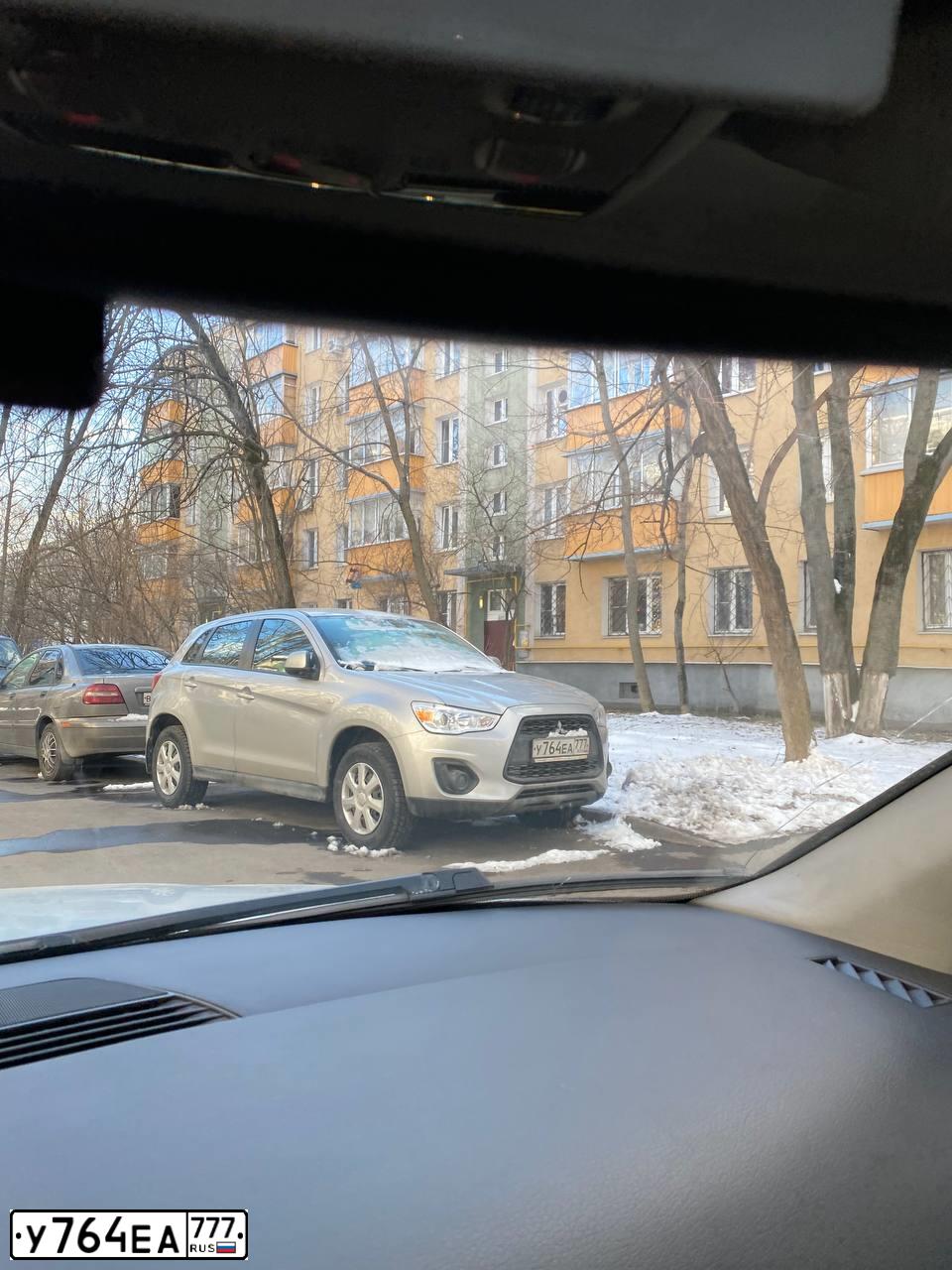 Фото автомобиля MITSUBISHI ASX, 2014 — госномер У764ЕА777. Цвет: СЕРЫЙ СВЕТЛЫЙ