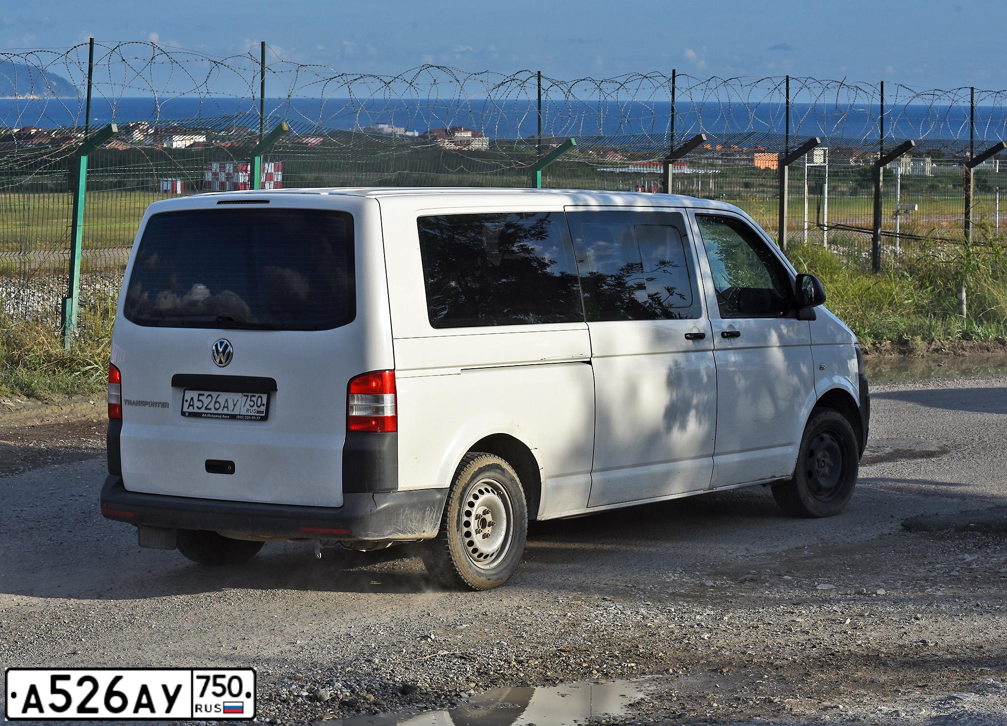 Фото автомобиля VOLKSWAGEN TRANSPORTER, 2014 — госномер А526АУ750. Цвет: Белый